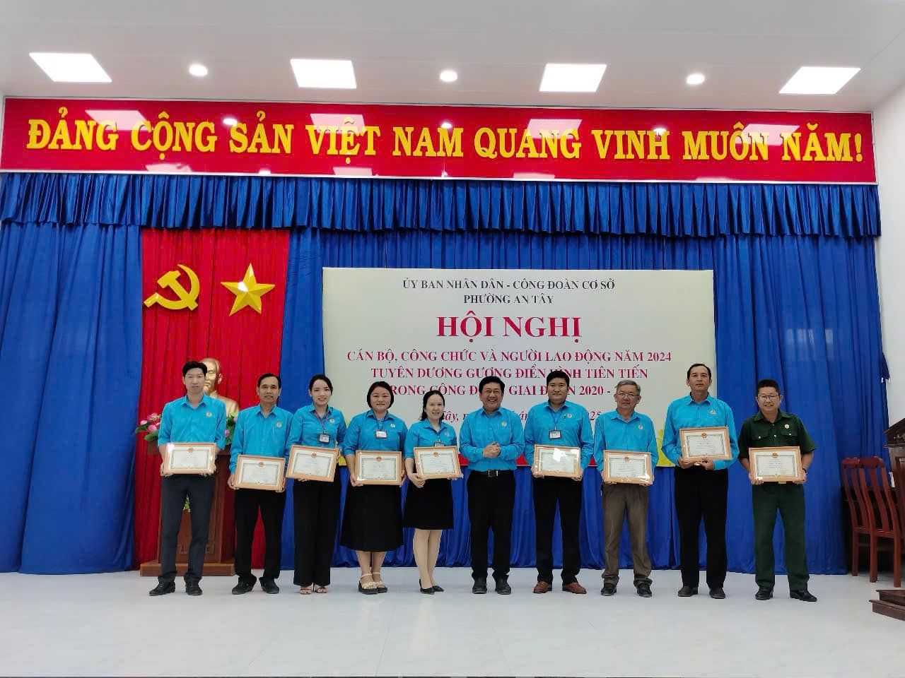 Có thể là hình ảnh về ‎10 người và ‎văn bản cho biết '‎ĐẢNG CỘNG SẢN VIỆT NAM QUANG VINH MUÔN NĂM! که ỦY İYBAWWHAVDİN-CÓXGDOAY.COS) cOSO BAN NHAN DẦN CÔNG DOAN PHƯÔNG ANTAY HỘI NGHỊ CÁN WNBO.CONGCHLEVÀNGƯÕI cHec VÀ NGƯỜI LAO ĐÔNG NĂM 2024 Bό, TUYÊN DƯƠNG GƯƠNG ĐIÉNA MNH TIÊN TIẾN RONGGONGE DE GIAHI 2020 lây,‎'‎‎