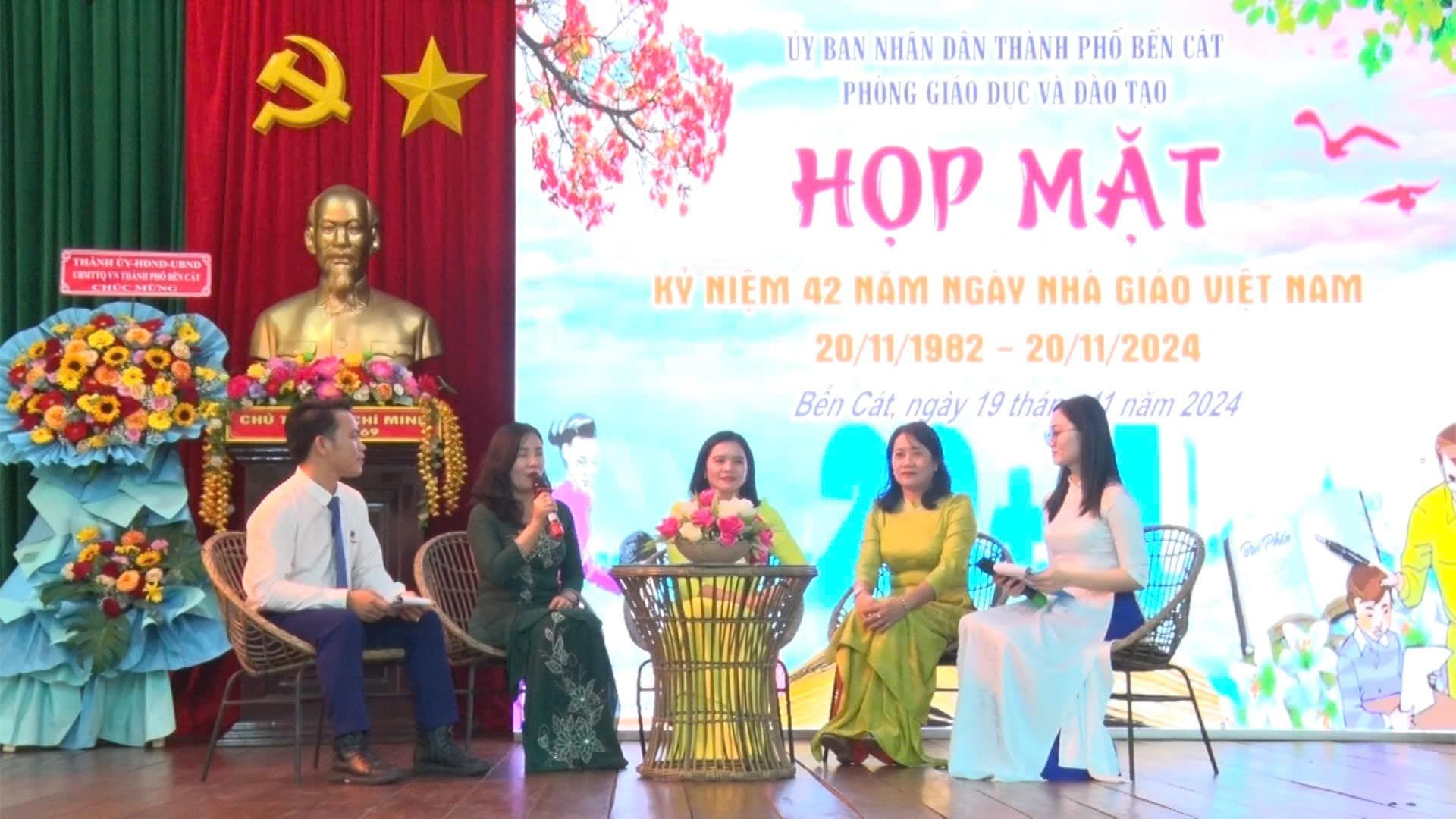 Có thể là hình ảnh về 8 người và văn bản