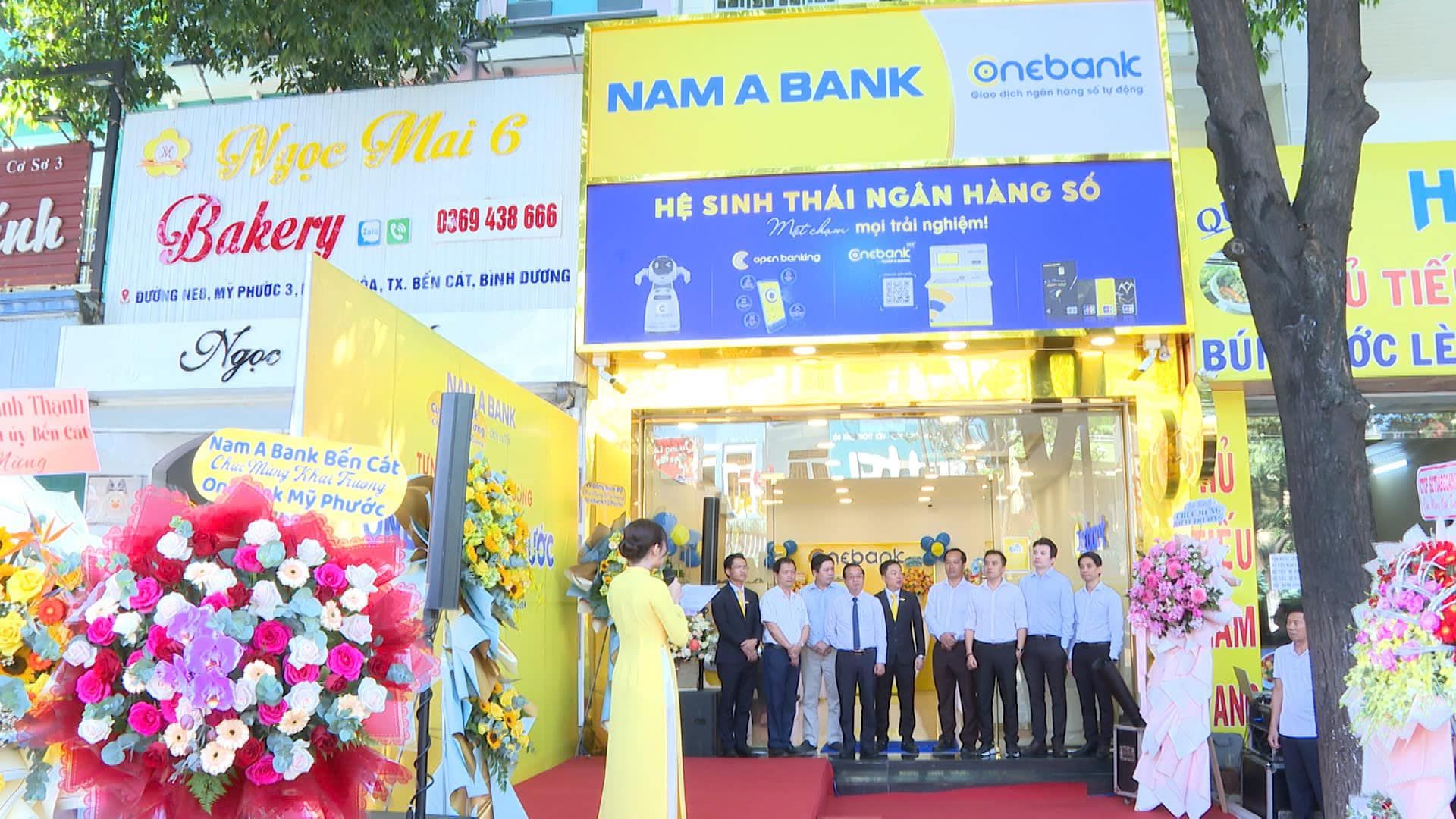 Có thể là hình ảnh về 10 người và văn bản