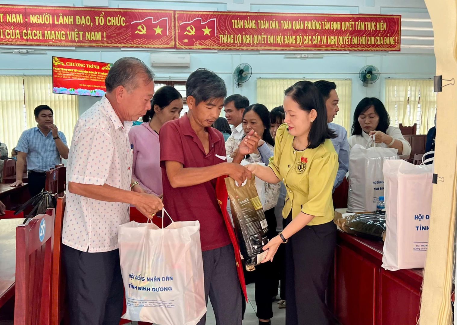 Có thể là hình ảnh về 6 người và văn bản