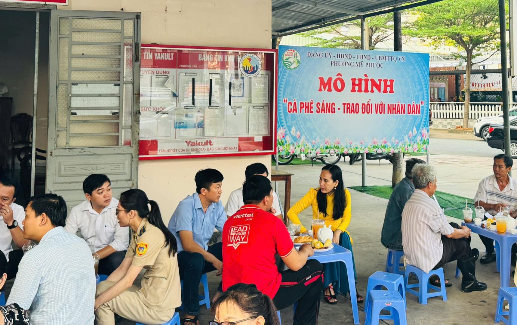Có thể là hình ảnh về 9 người và văn bản