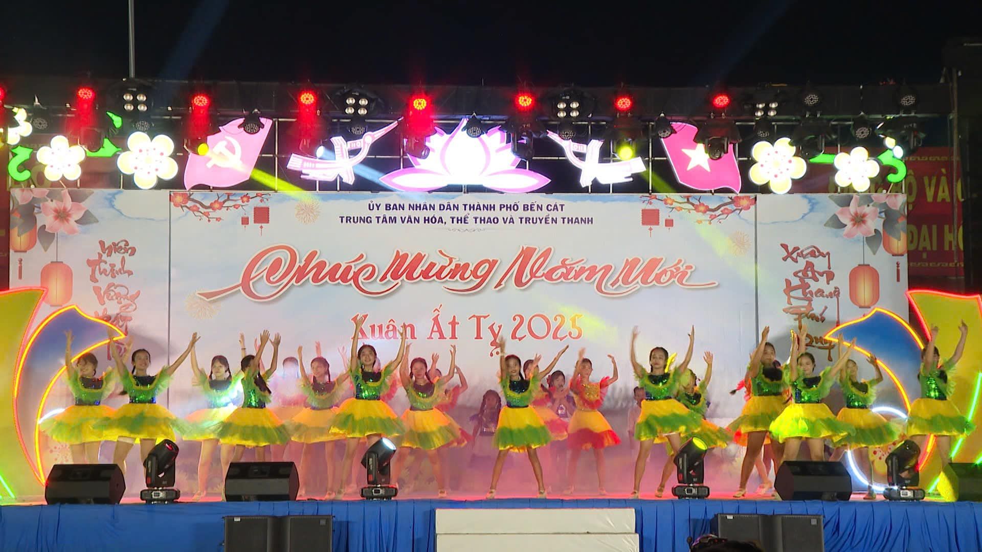 Có thể là hình ảnh về đang khiêu vũ và văn bản