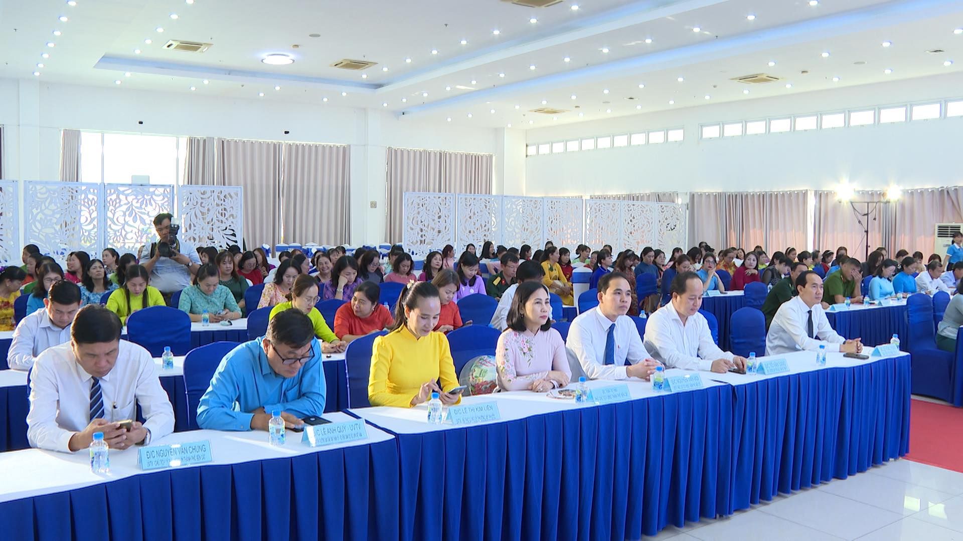 Có thể là hình ảnh về một hoặc nhiều người, bàn và cái bục