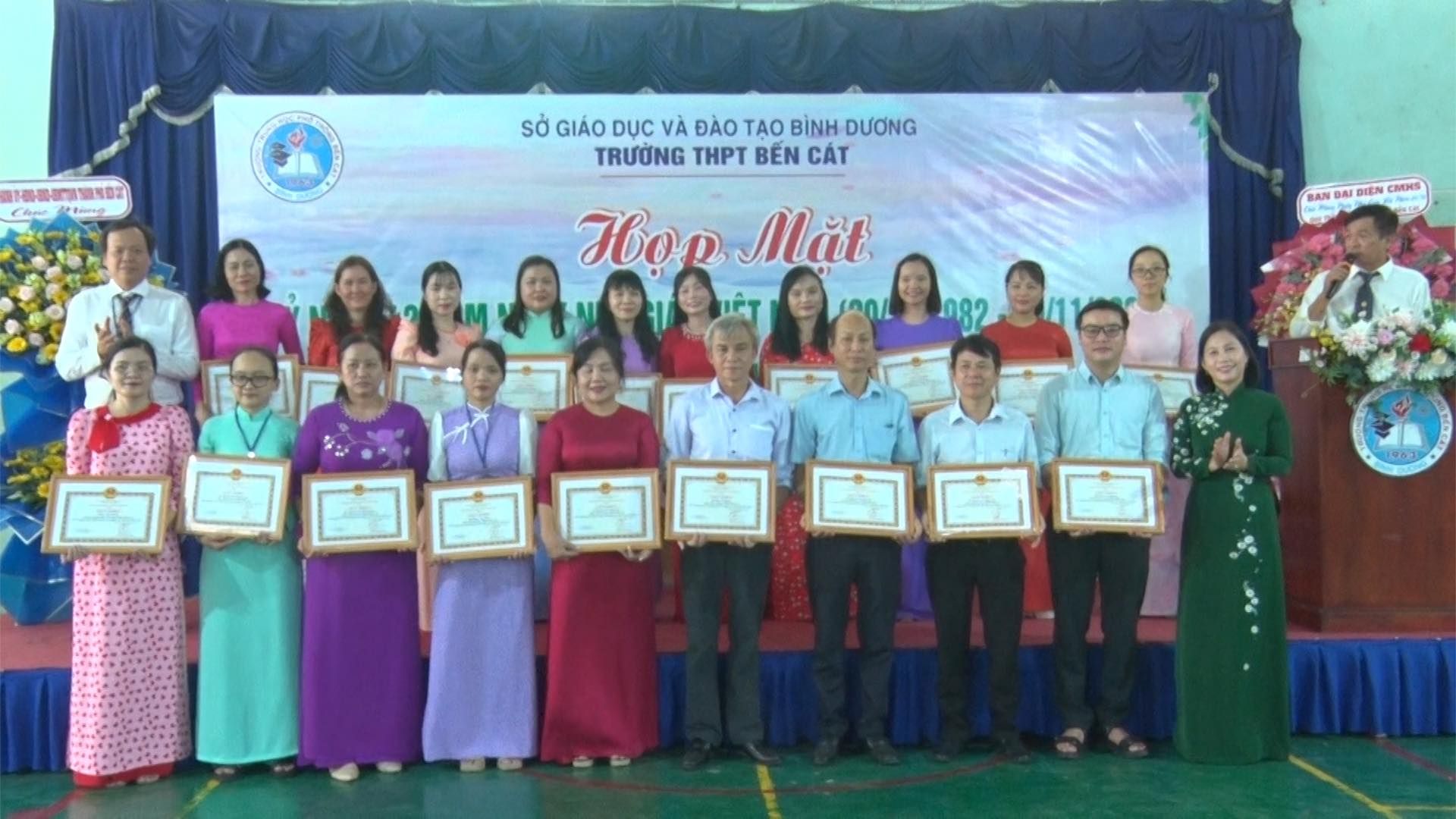 Có thể là hình ảnh về 16 người và văn bản