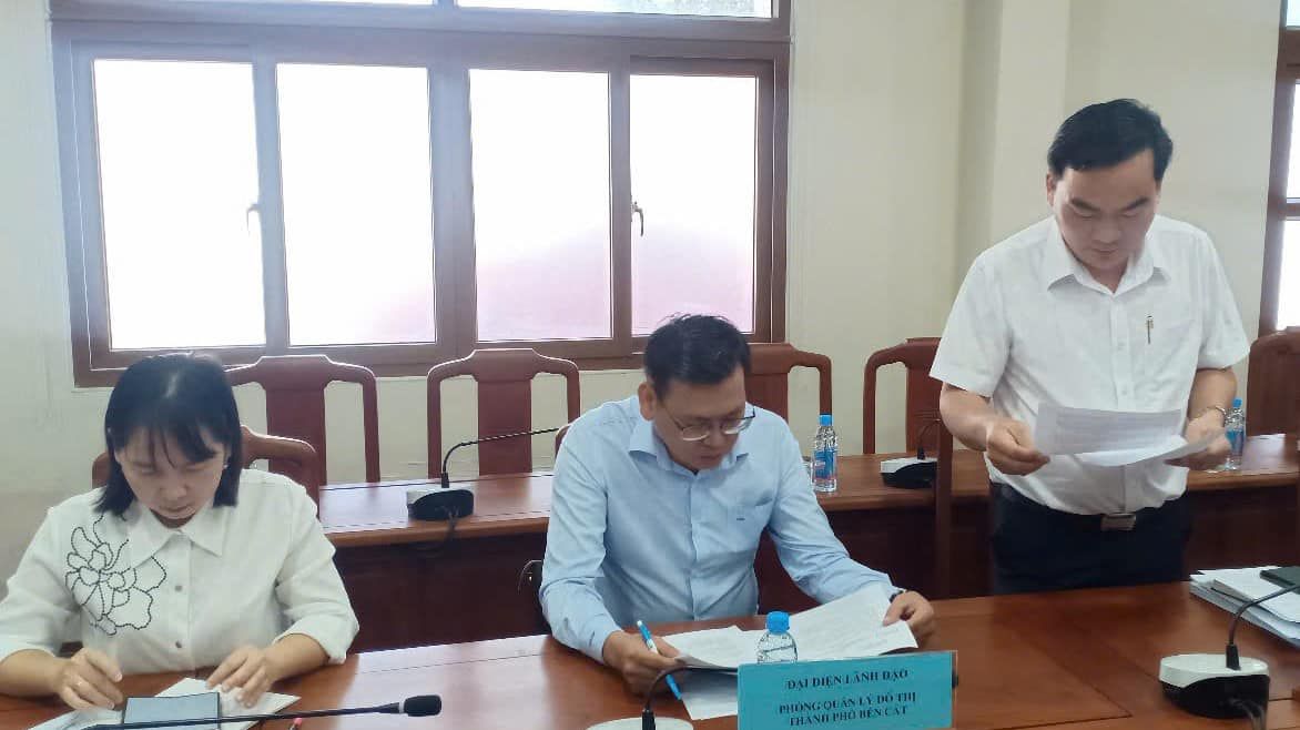 Có thể là hình ảnh về 3 người, mọi người đang học và văn bản