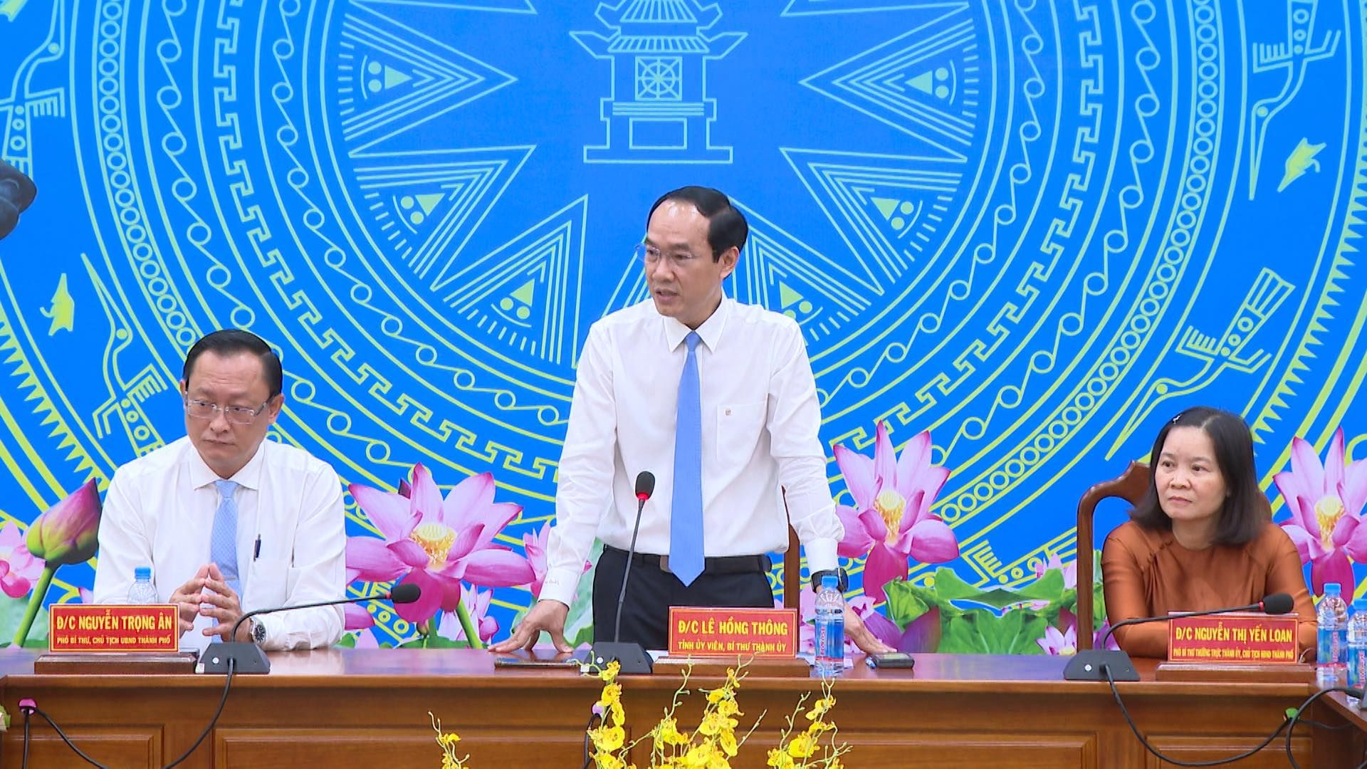 Có thể là hình ảnh về 3 người và văn bản
