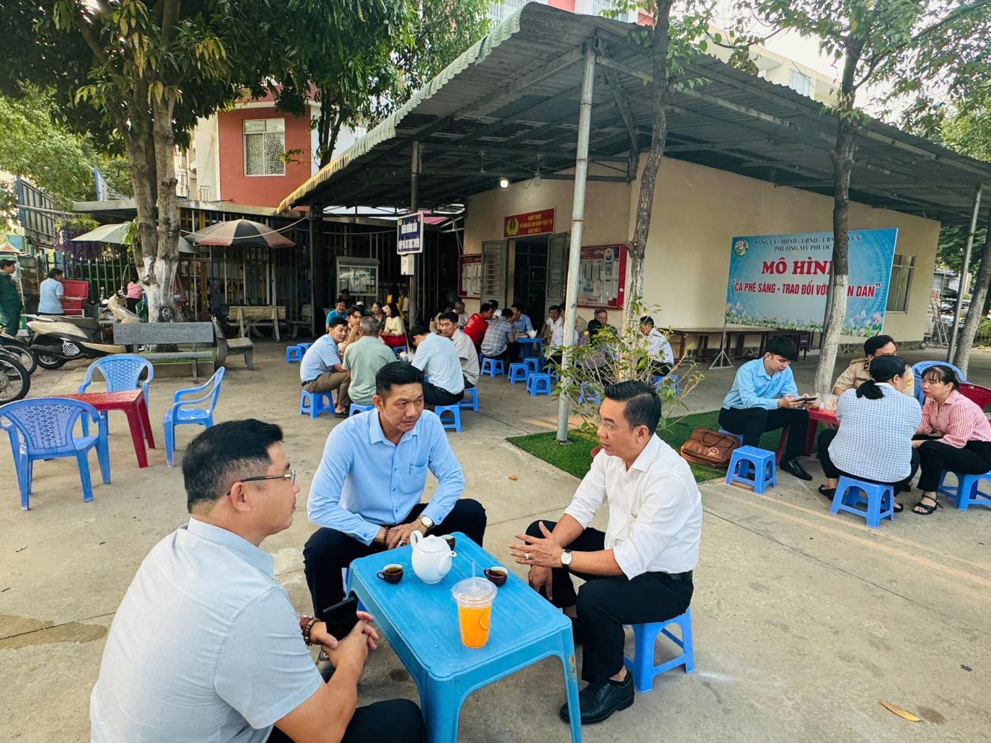 Có thể là hình ảnh về 10 người và văn bản