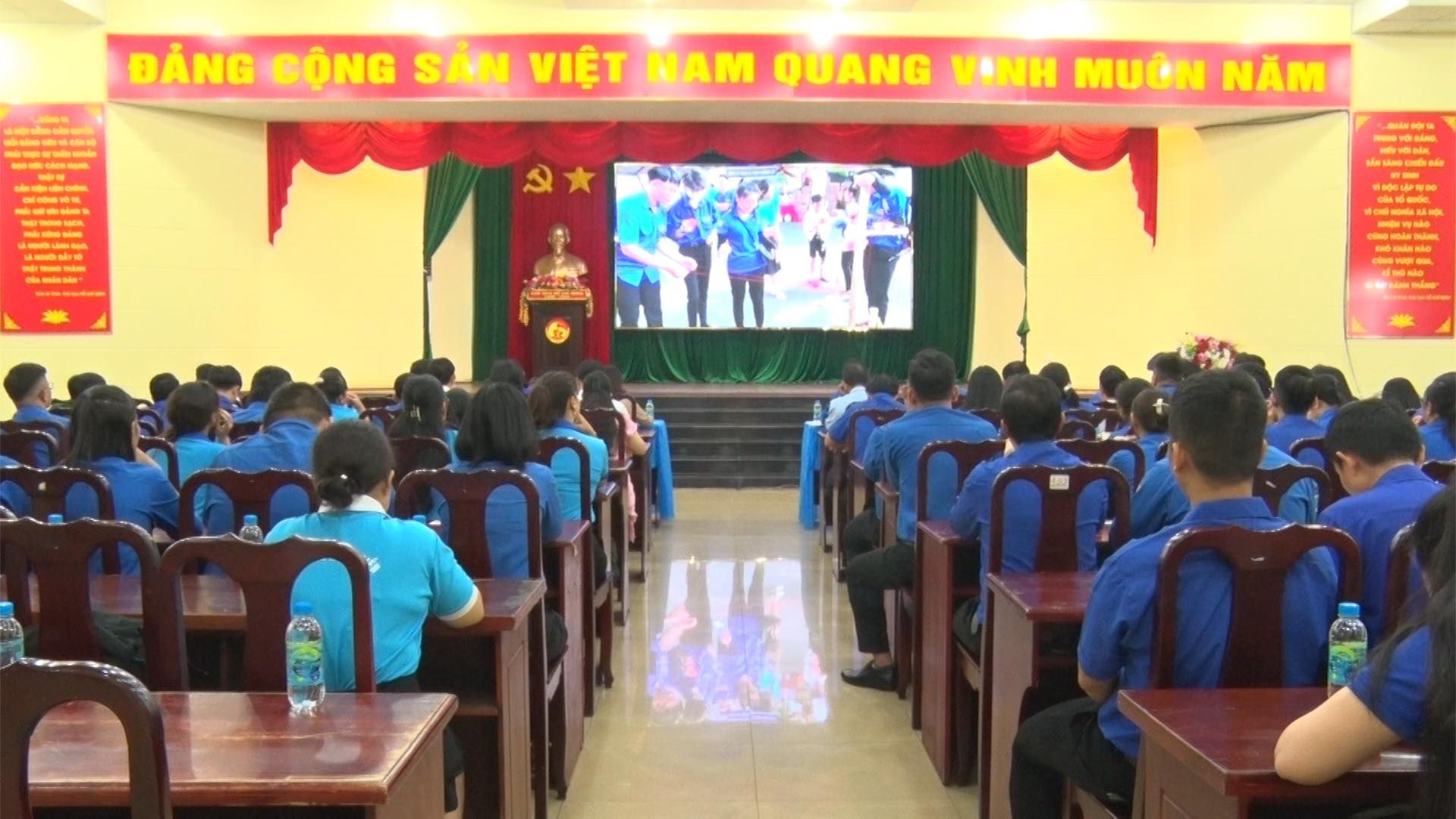 Có thể là hình ảnh về 2 người và văn bản