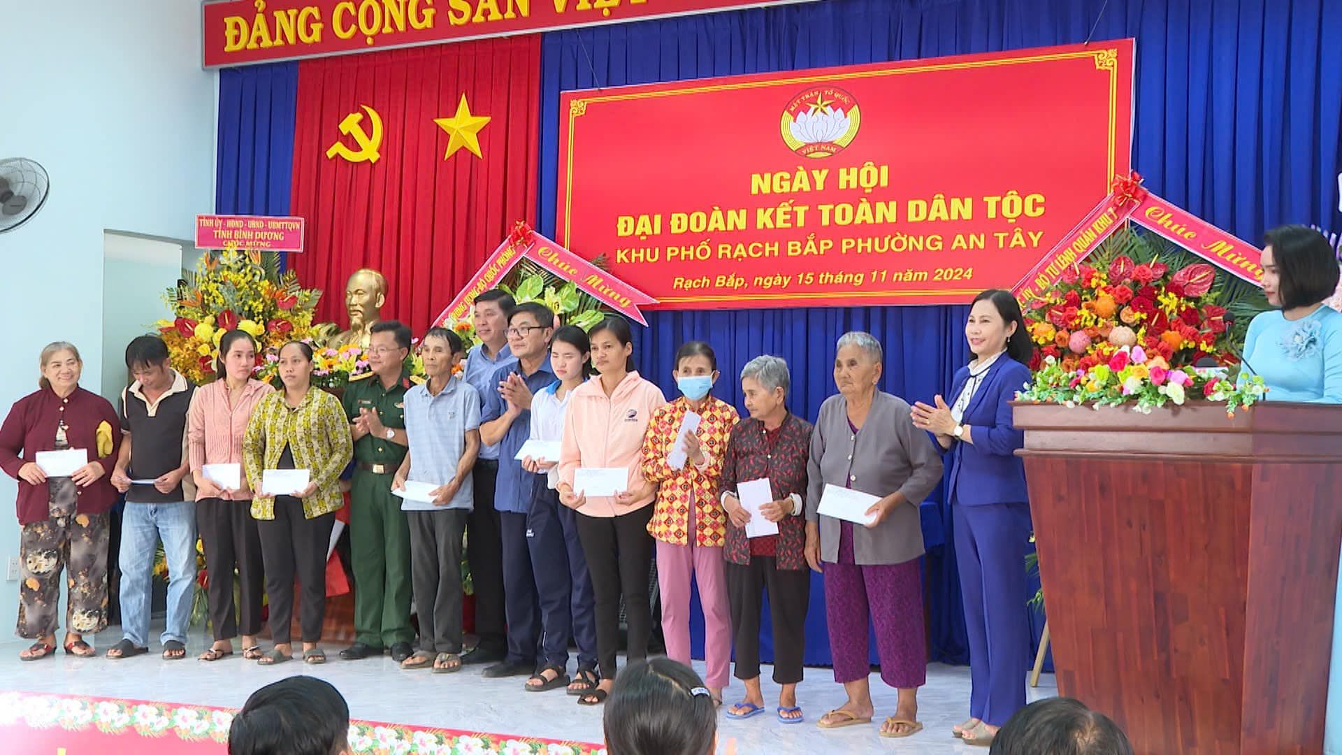 Có thể là hình ảnh về 15 người, cái bục và văn bản