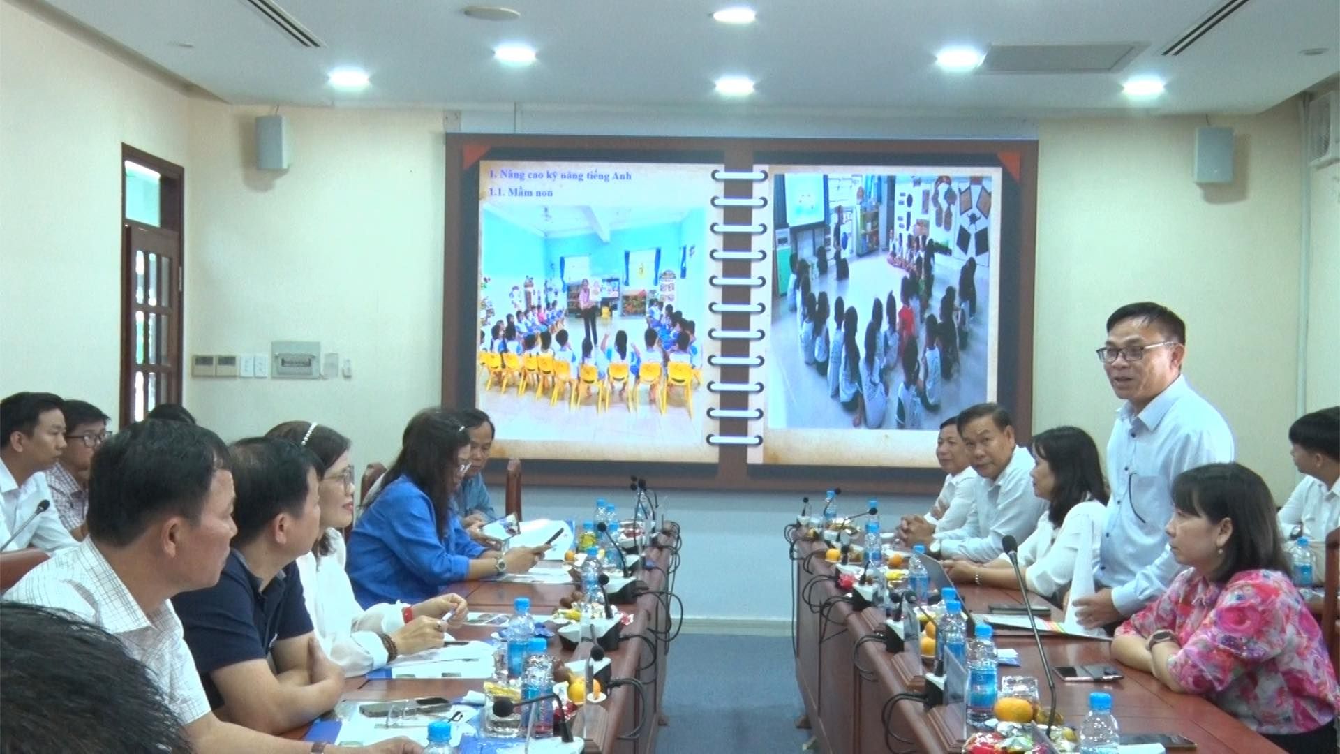 Có thể là hình ảnh về 9 người, mọi người đang học, bàn và văn bản