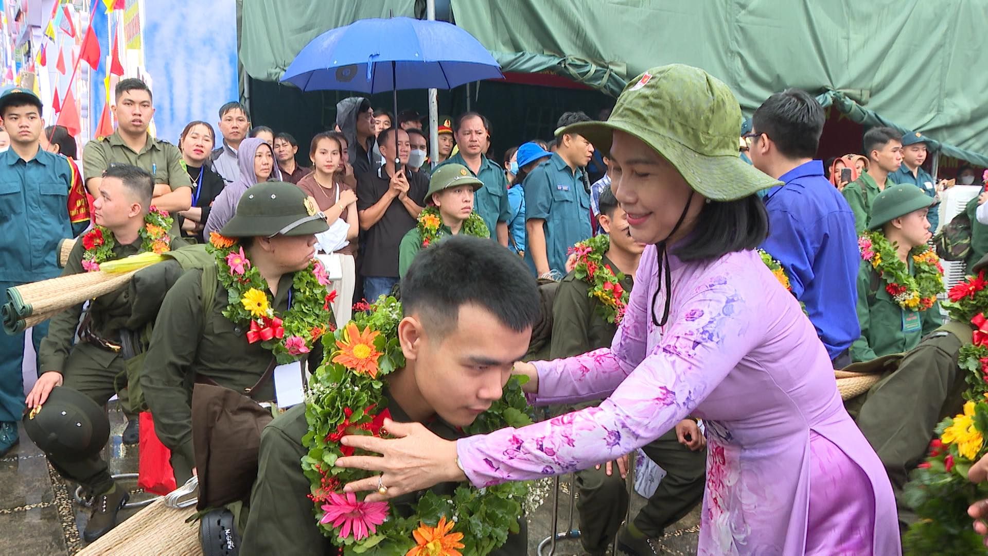Có thể là hình ảnh về 4 người và hoa