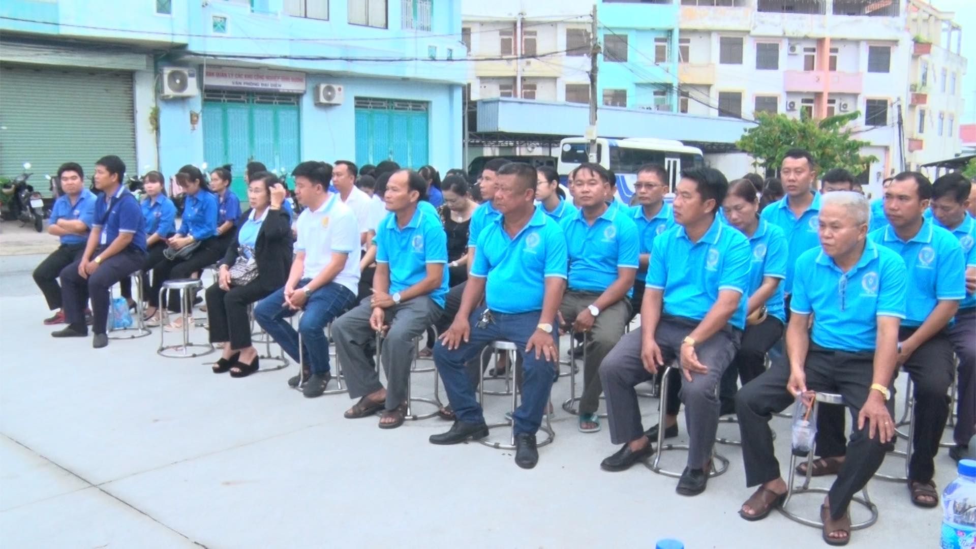 Có thể là hình ảnh về 9 người, kèn clarinet và văn bản