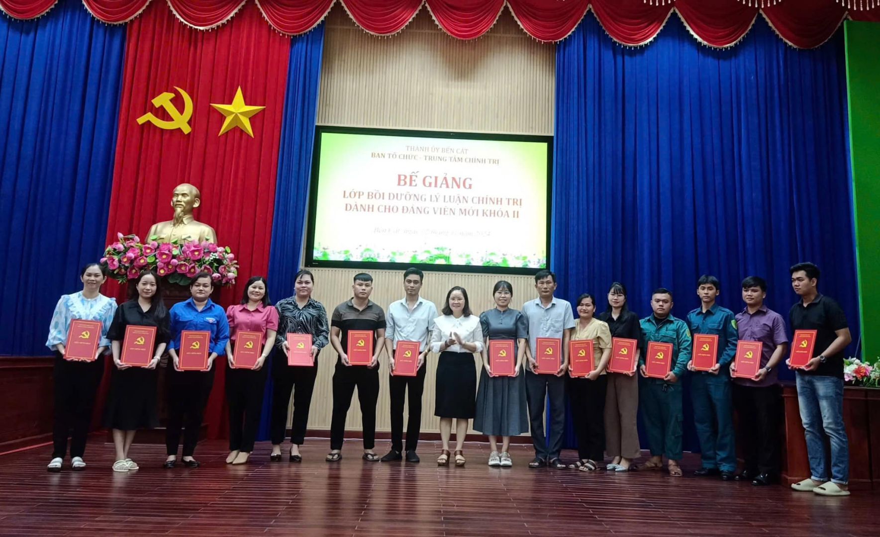 Có thể là hình ảnh về 16 người và văn bản