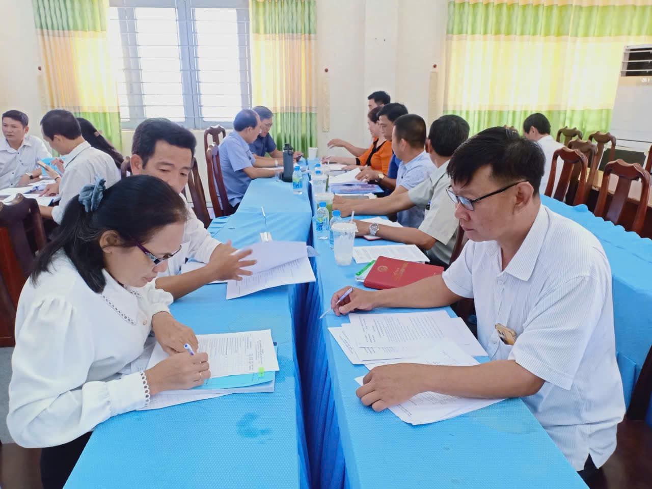 C&oacute; thể l&agrave; h&igrave;nh ảnh về 6 người v&agrave; mọi người đang học