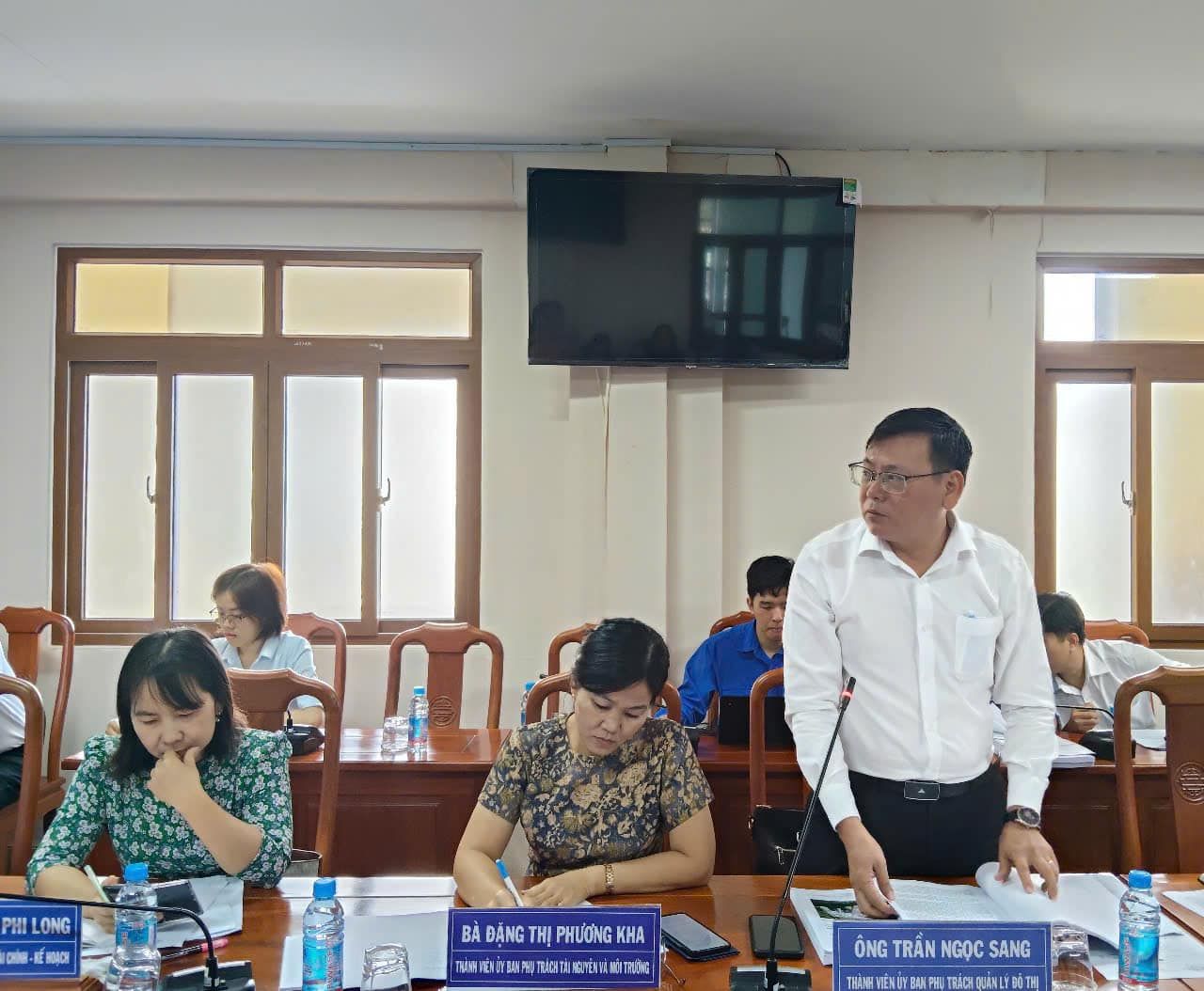 Có thể là hình ảnh về 6 người và văn bản