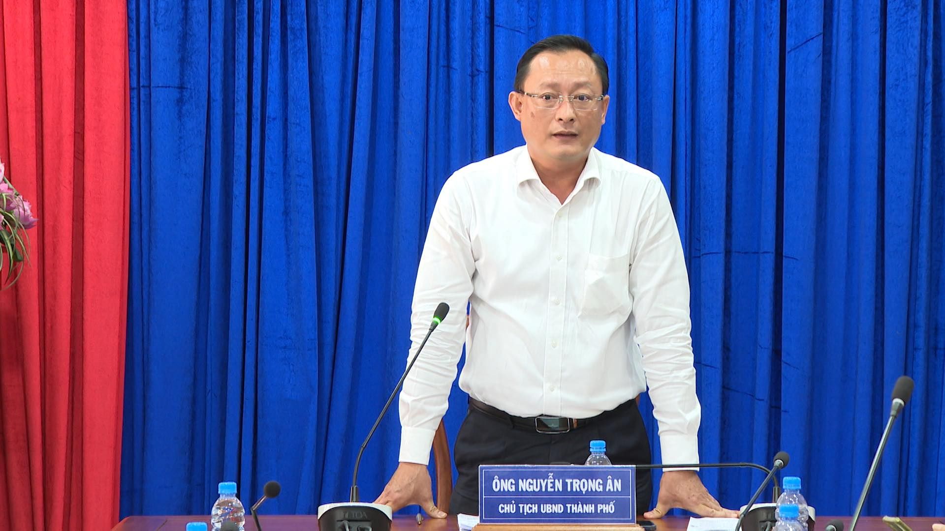 Có thể là hình ảnh về 1 người, cái bục và văn bản