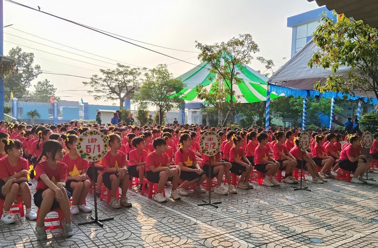 Có thể là hình ảnh về một hoặc nhiều người, đám đông và văn bản