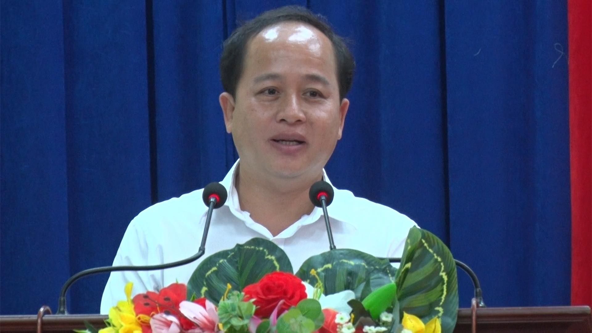 C&oacute; thể l&agrave; h&igrave;nh ảnh về 1 người v&agrave; c&aacute;i bục