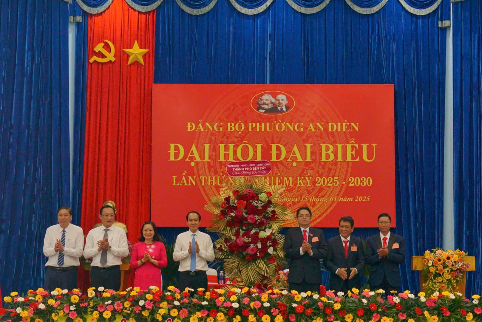 Có thể là hình ảnh về 7 người và văn bản