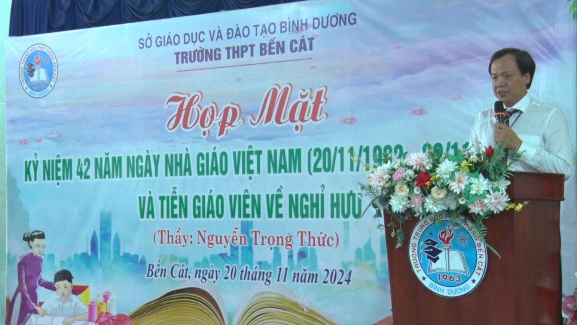 Có thể là hình ảnh về 3 người và văn bản