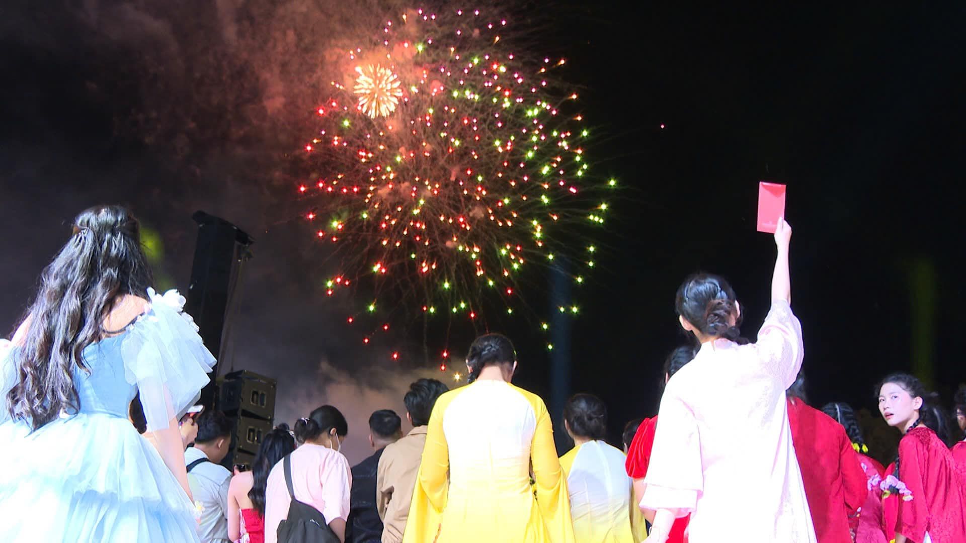 Có thể là hình ảnh về 9 người và pháo hoa