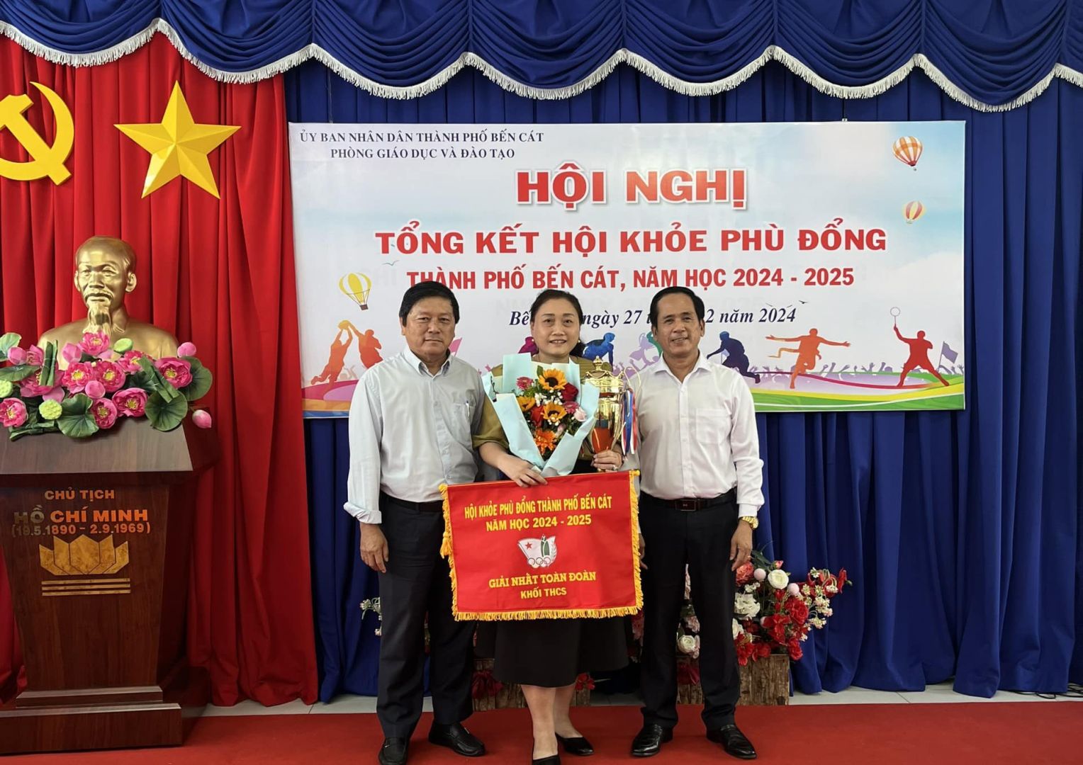 Có thể là hình ảnh về 3 người và văn bản