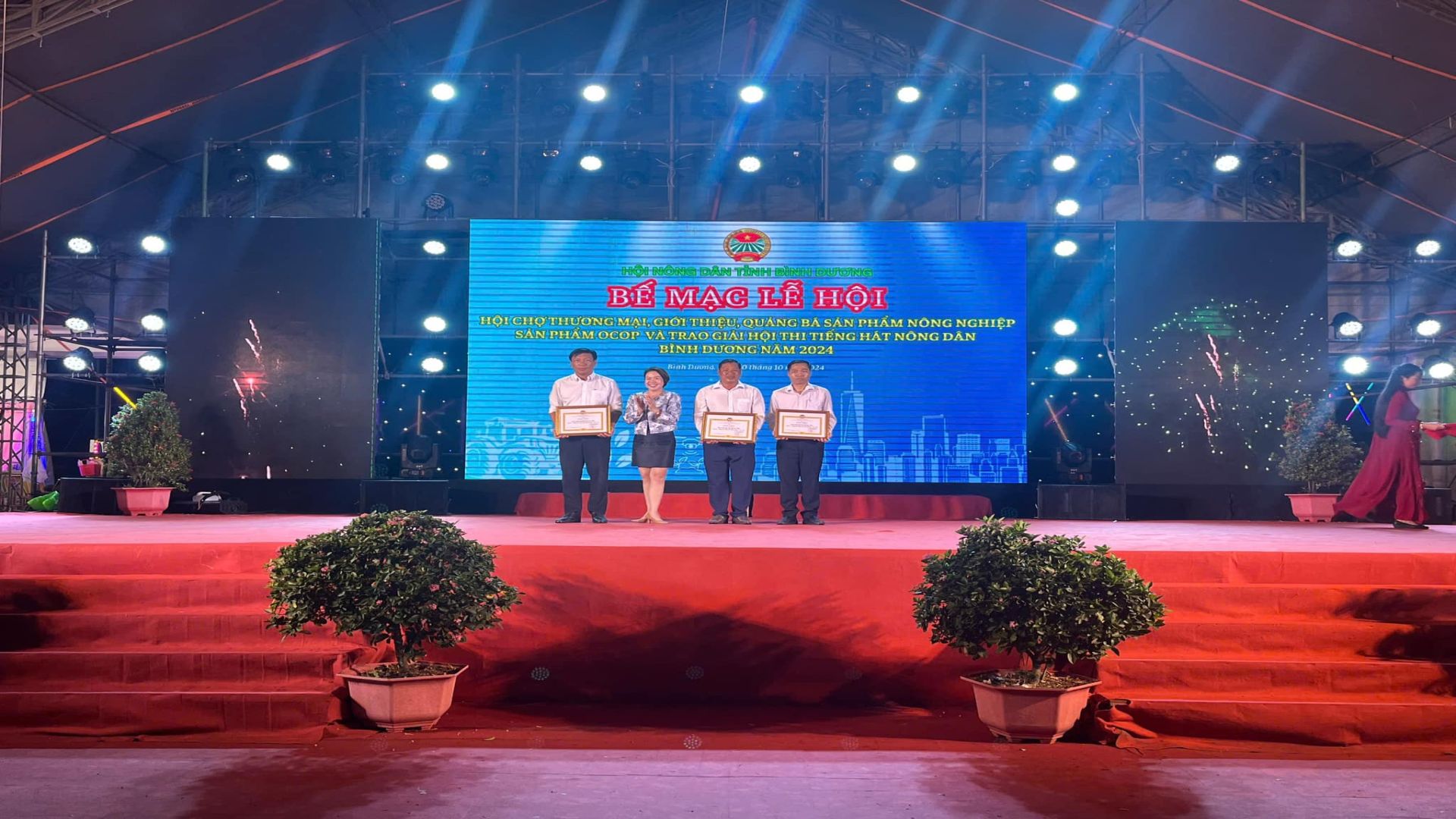 C&oacute; thể l&agrave; h&igrave;nh ảnh về 5 người, thiết bị chiếu s&aacute;ng, c&aacute;i bục v&agrave; văn bản