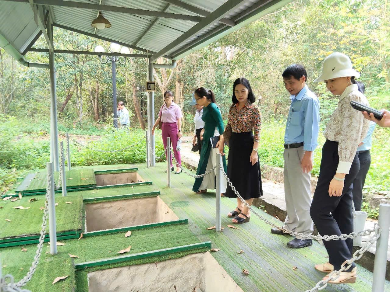 Có thể là hình ảnh về 6 người và mọi người đang đánh golf