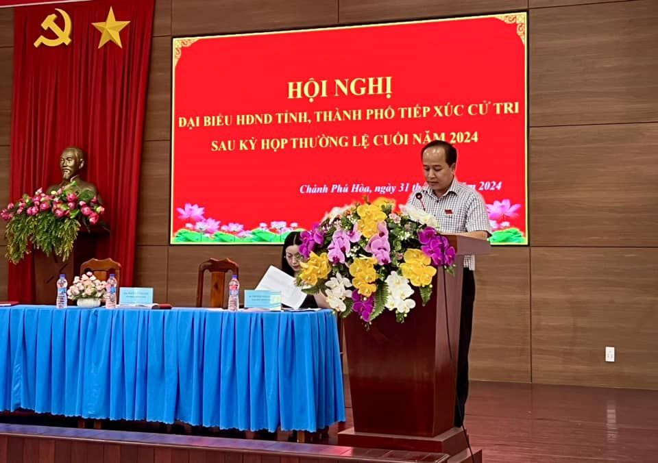 Có thể là hình ảnh về 1 người, cái bục và văn bản