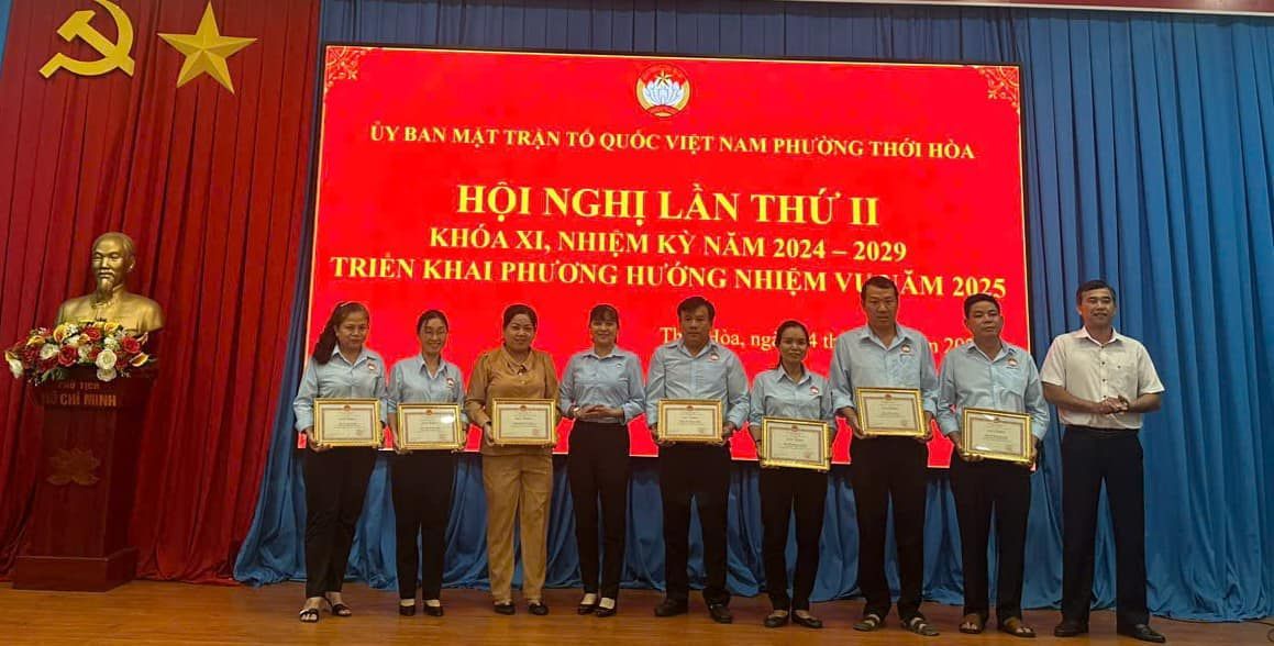 Có thể là hình ảnh về 9 người và văn bản