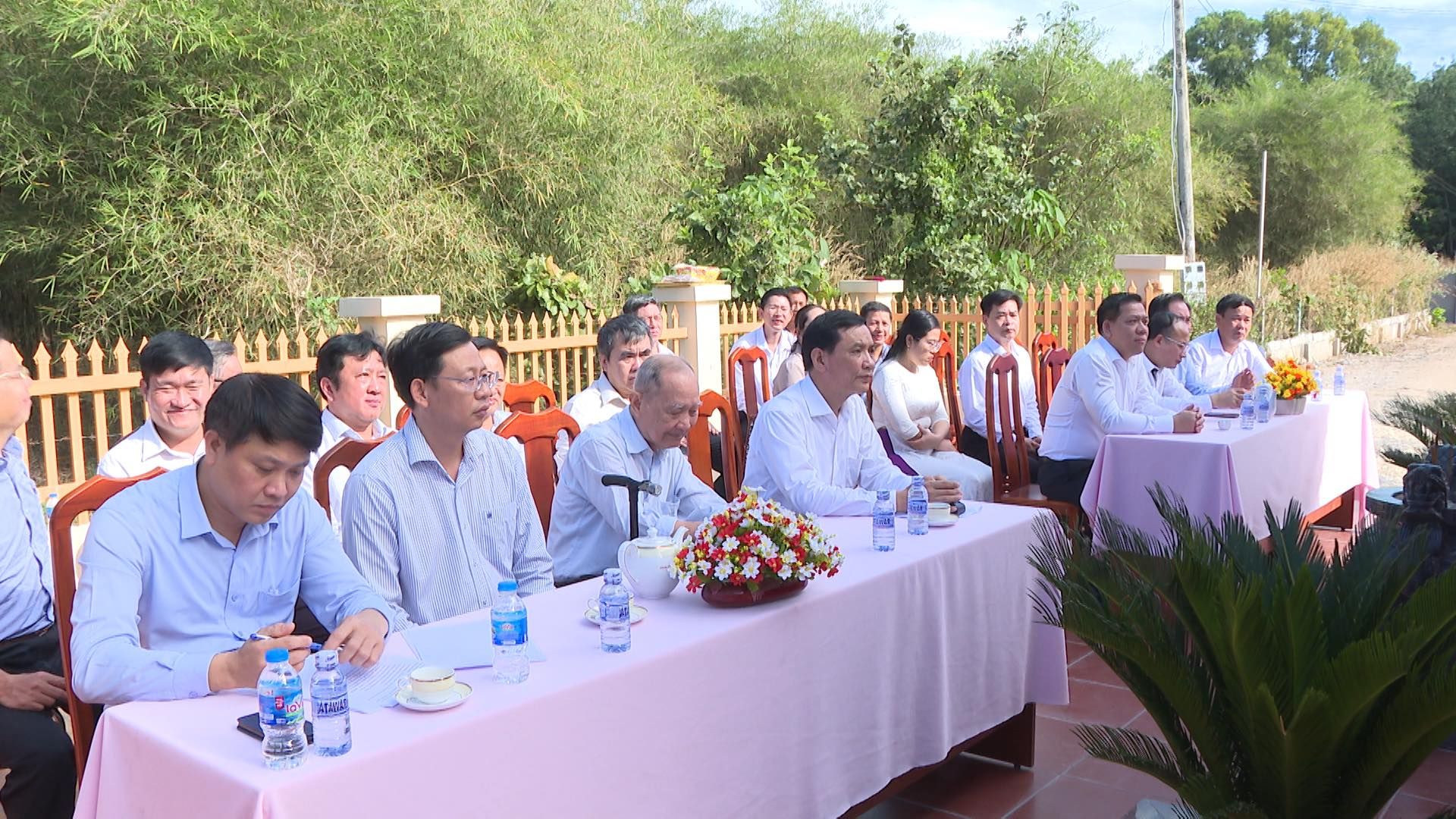 Có thể là hình ảnh về 9 người