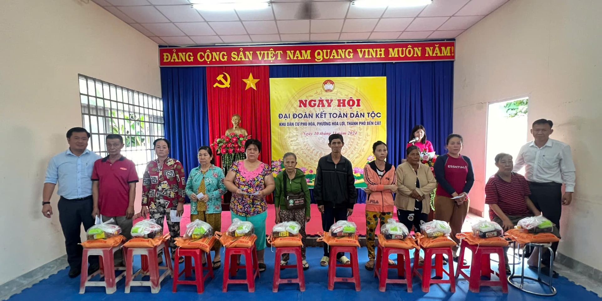 Có thể là hình ảnh về 13 người và văn bản