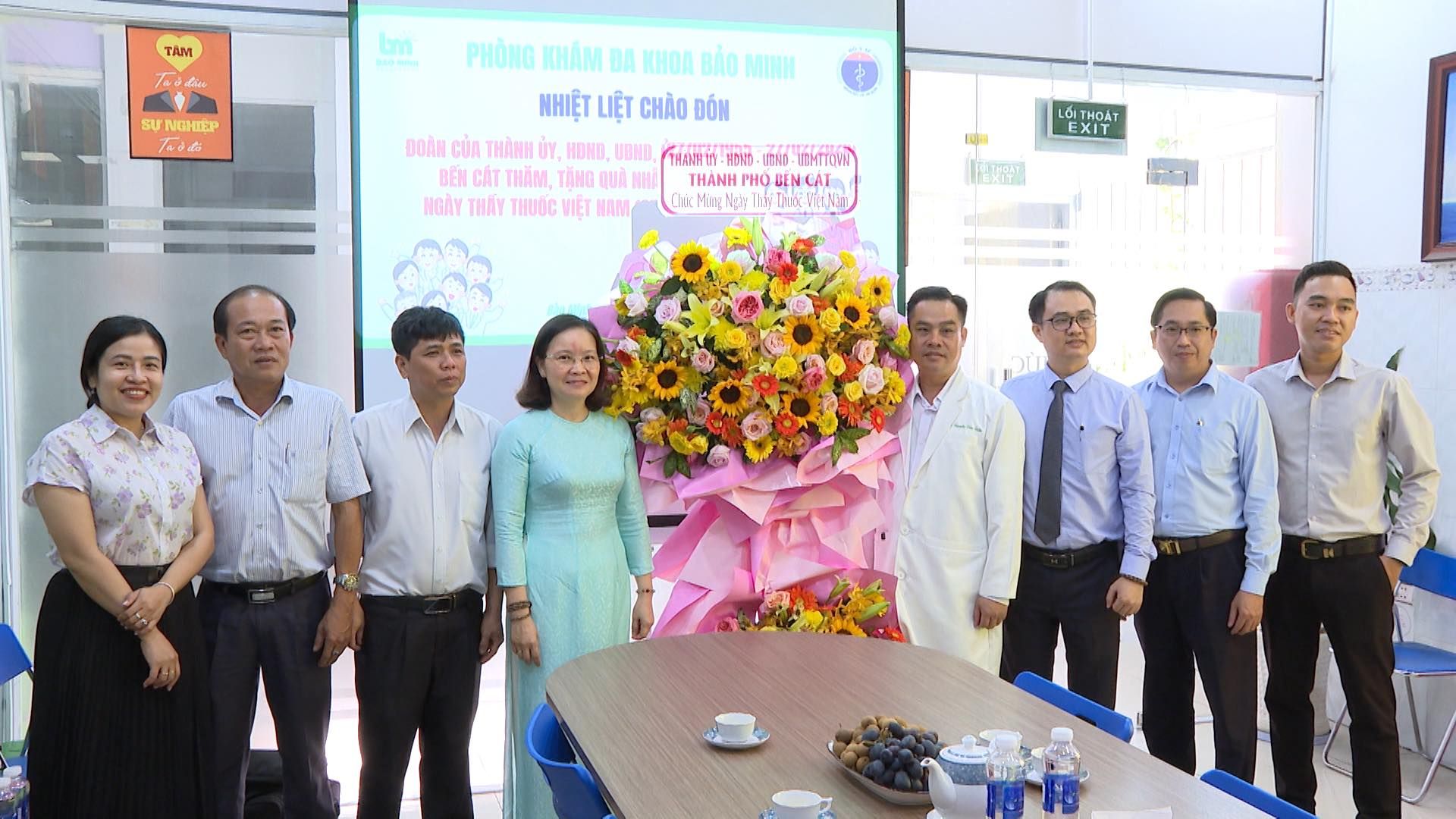 Có thể là hình ảnh về 8 người và văn bản