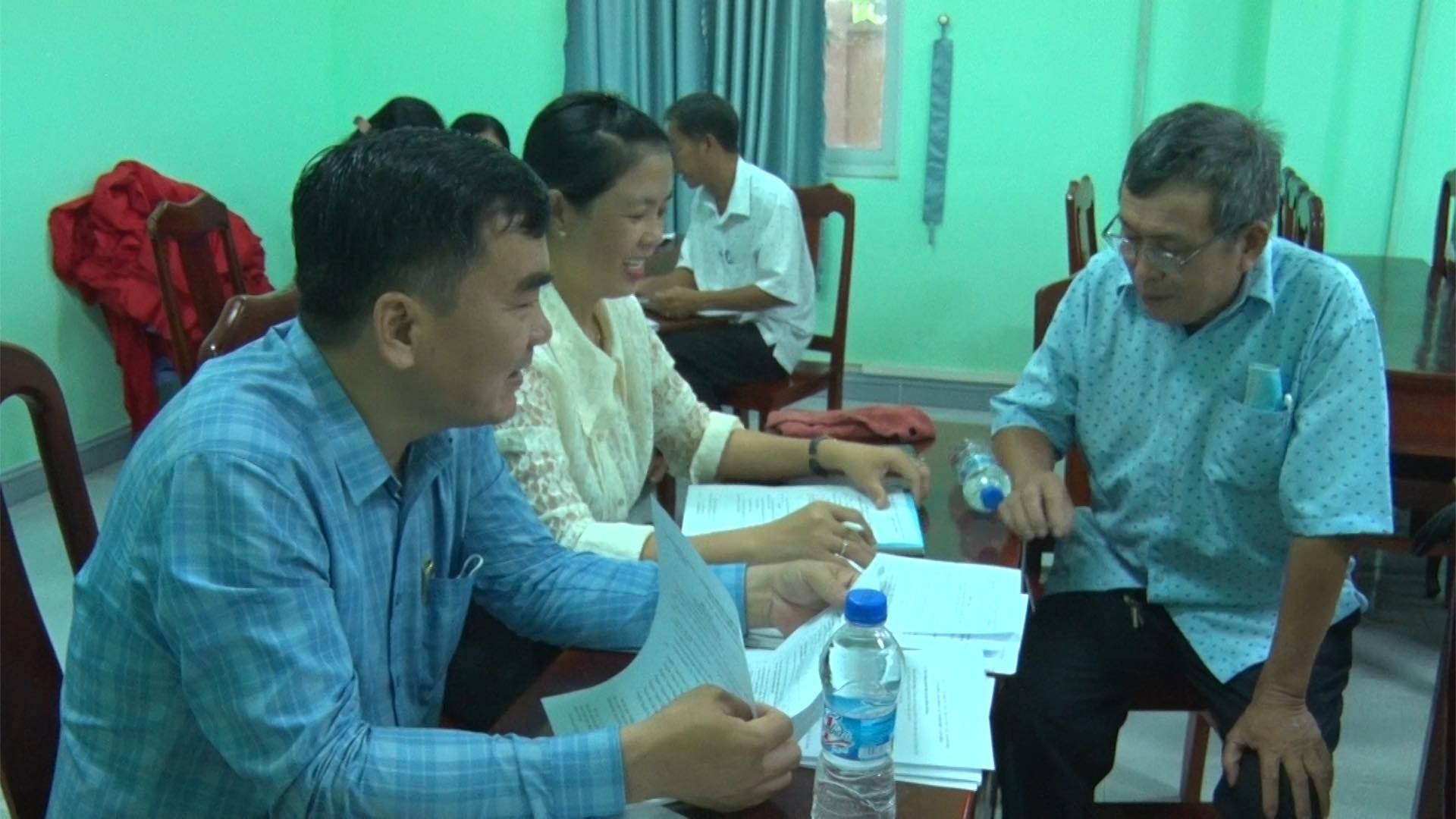 Có thể là hình ảnh về 2 người và mọi người đang học