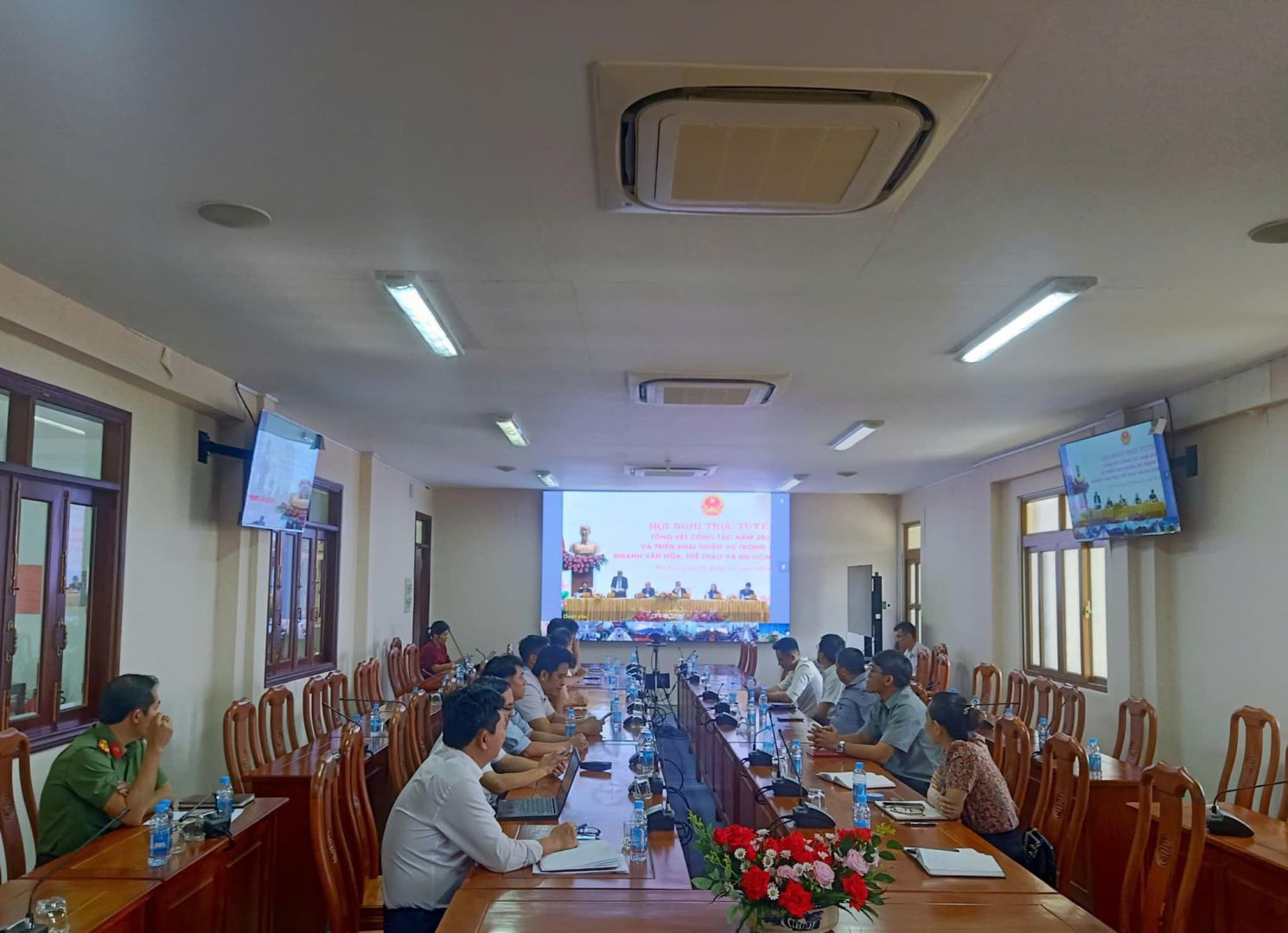 Có thể là hình ảnh về 5 người và bàn