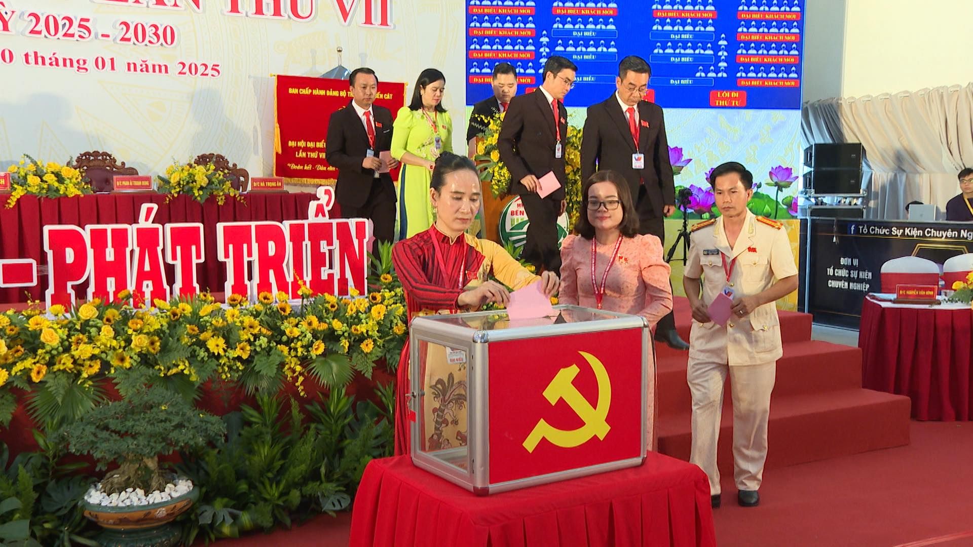 Có thể là hình ảnh về 8 người và văn bản