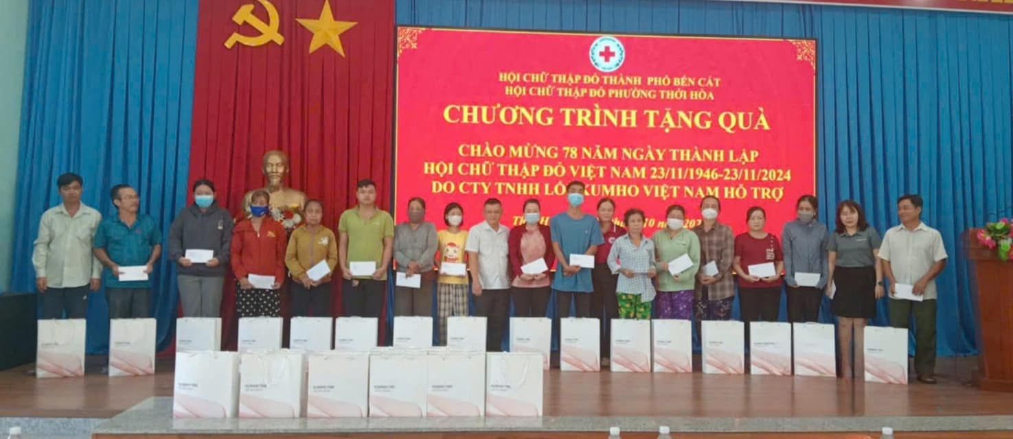 Có thể là hình ảnh về 17 người và văn bản