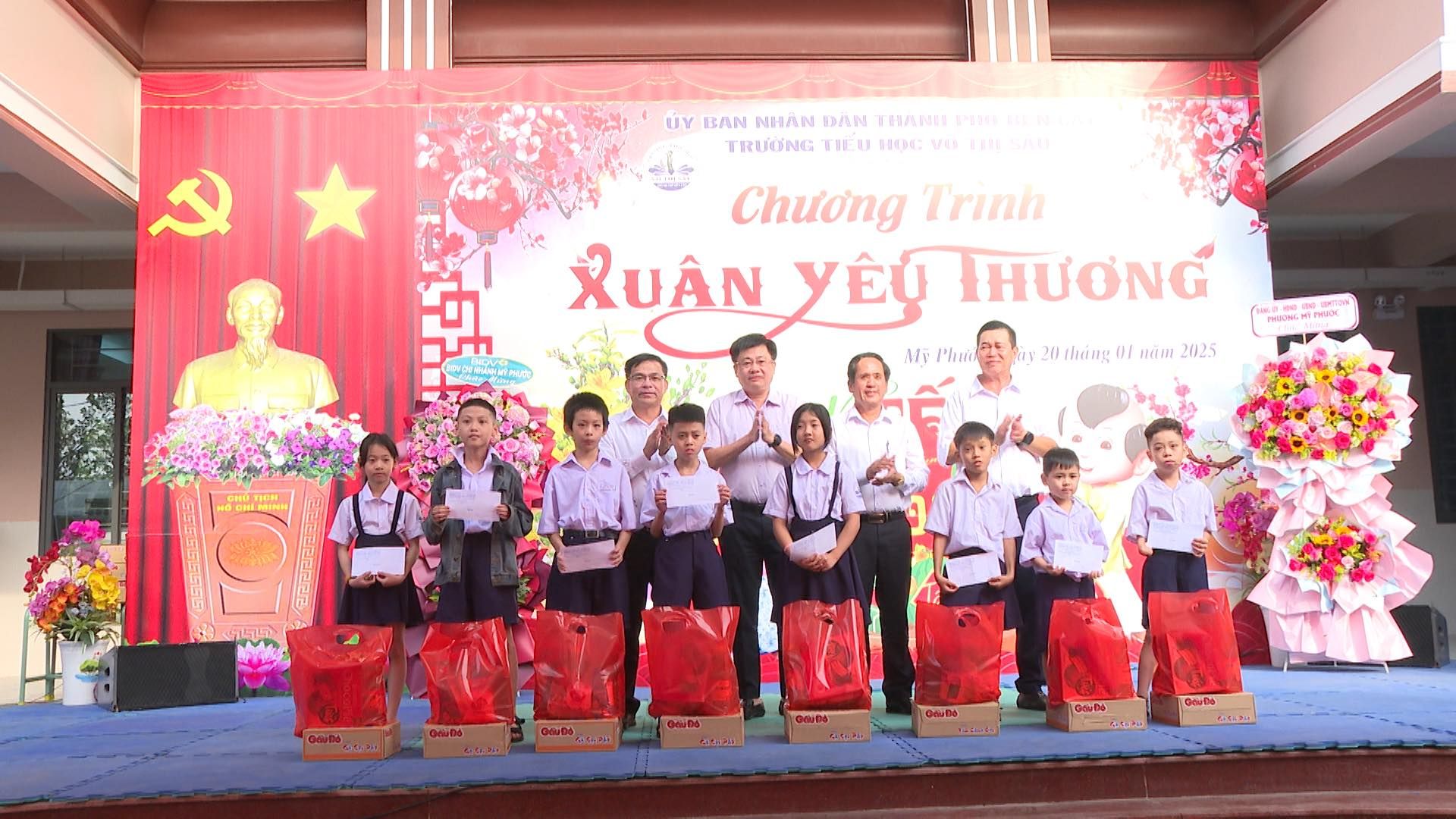 Có thể là hình ảnh về 9 người và văn bản