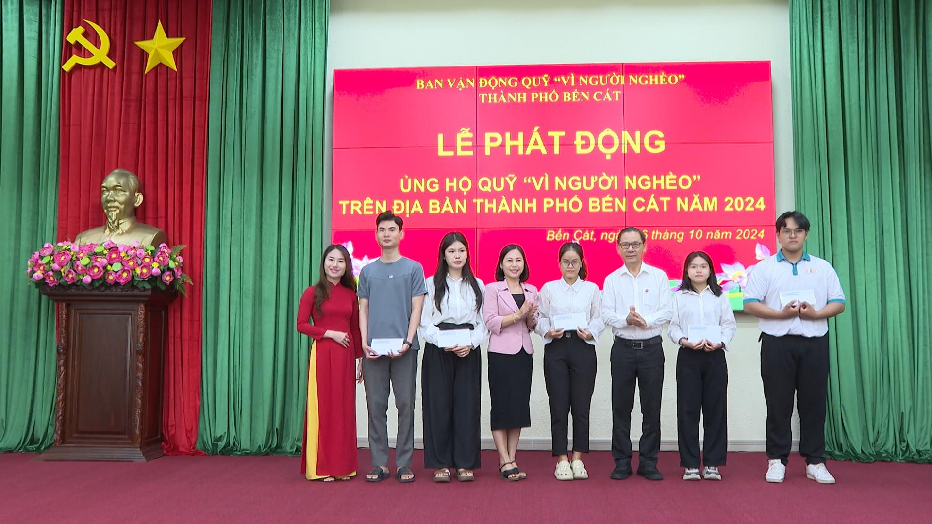 Có thể là hình ảnh về 8 người và văn bản