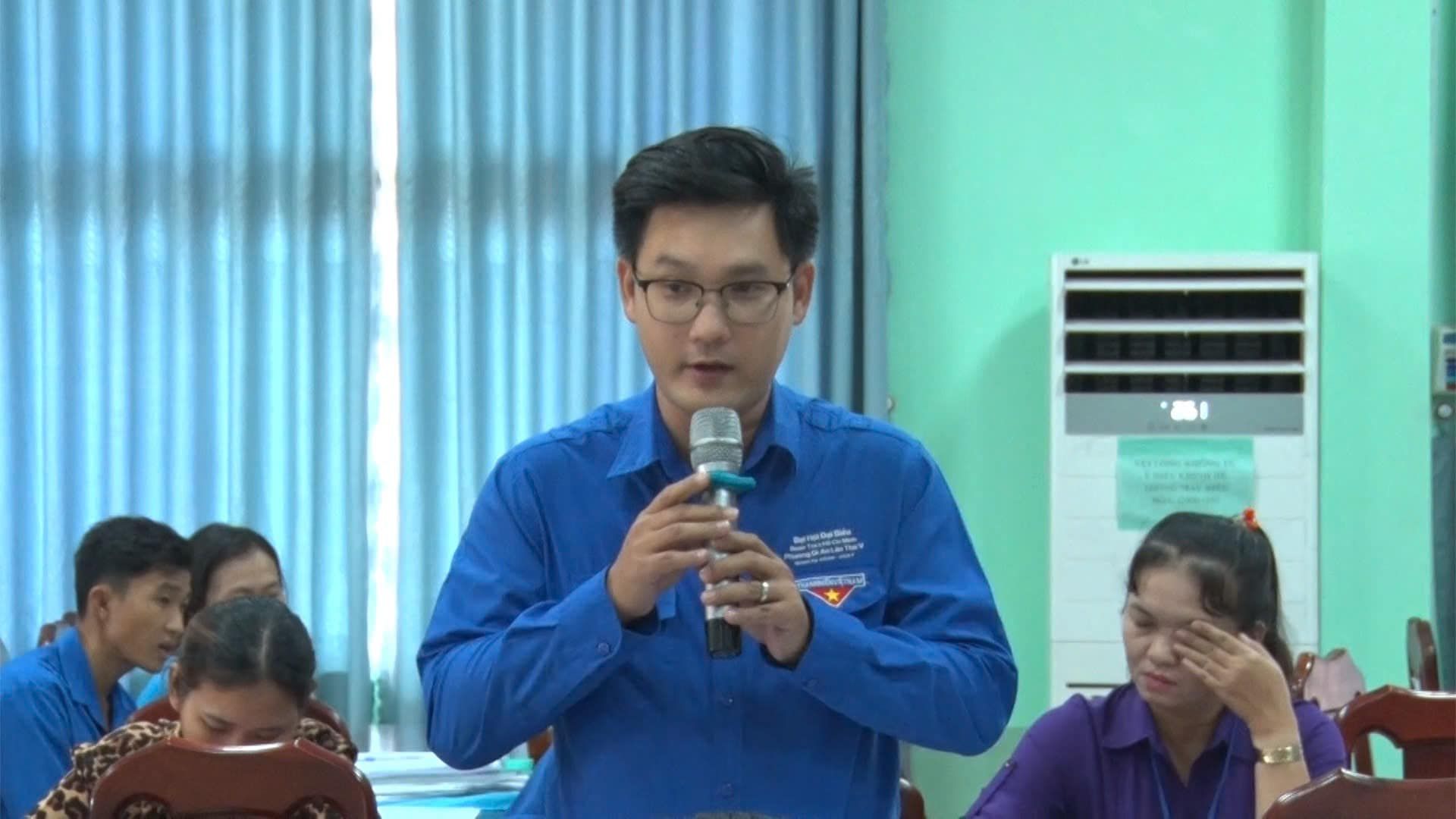 C&oacute; thể l&agrave; h&igrave;nh ảnh về 5 người v&agrave; mọi người đang học