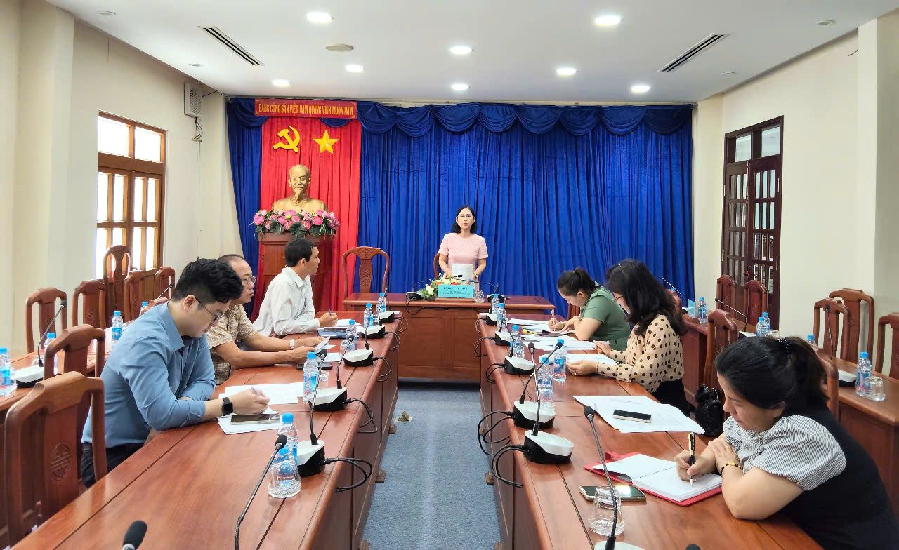 Có thể là hình ảnh về 7 người và văn bản