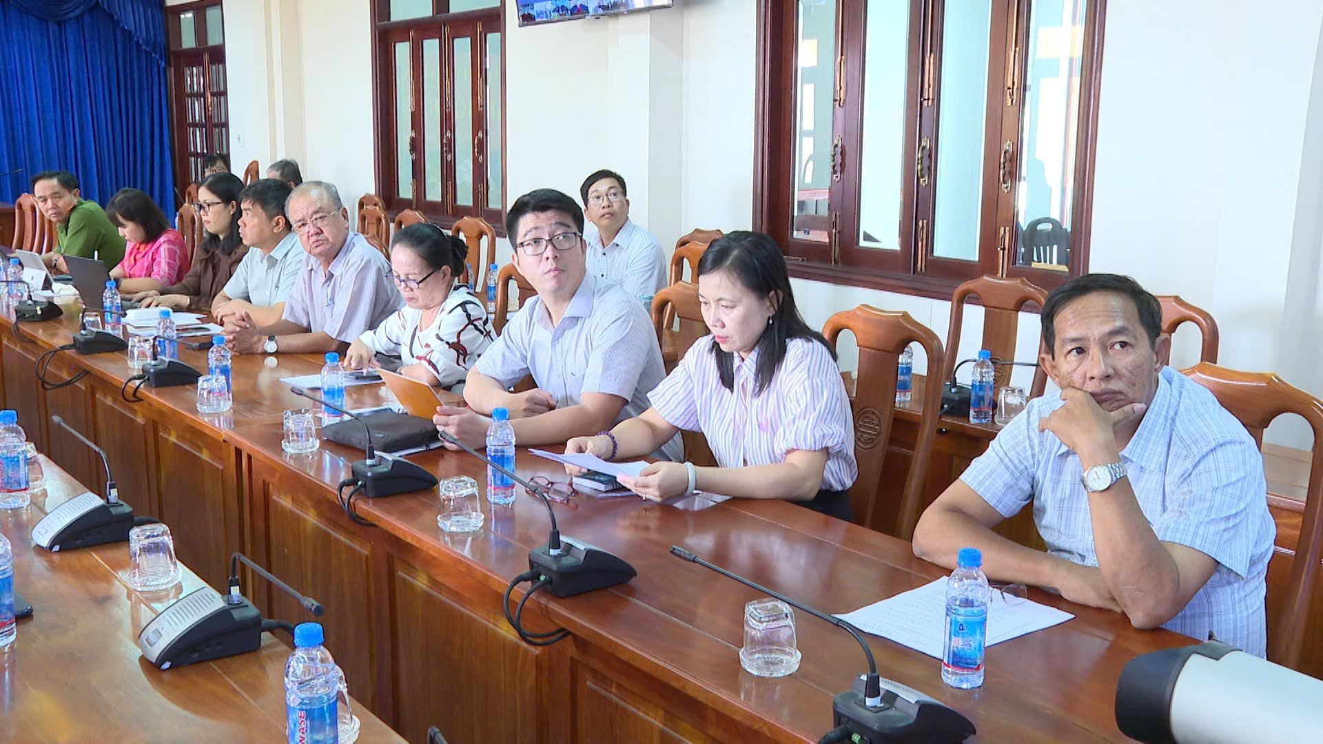 Có thể là hình ảnh về 7 người