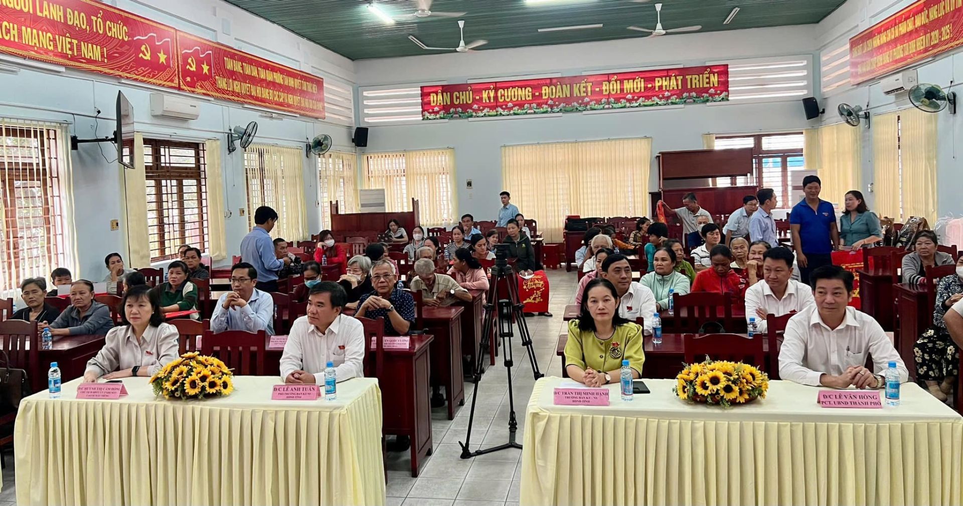 Có thể là hình ảnh về 8 người và văn bản