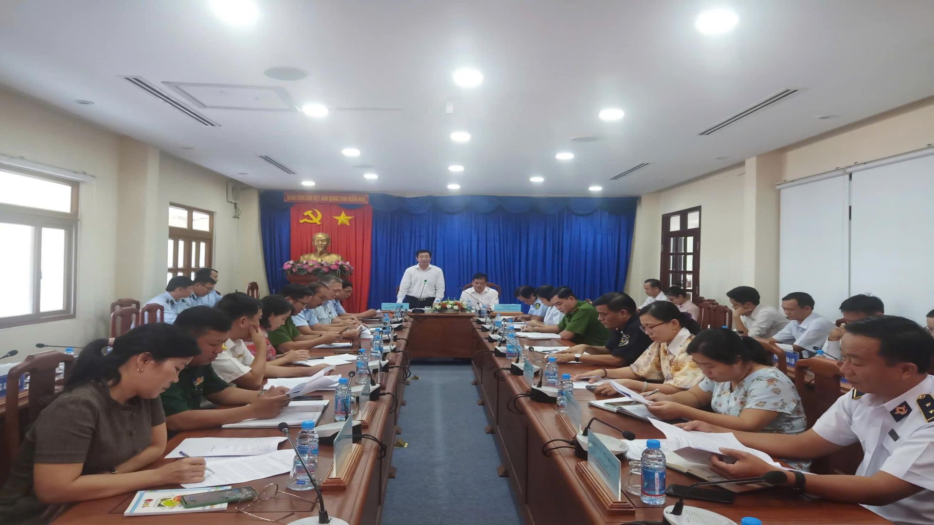 C&oacute; thể l&agrave; h&igrave;nh ảnh về 11 người, mọi người đang học v&agrave; văn bản