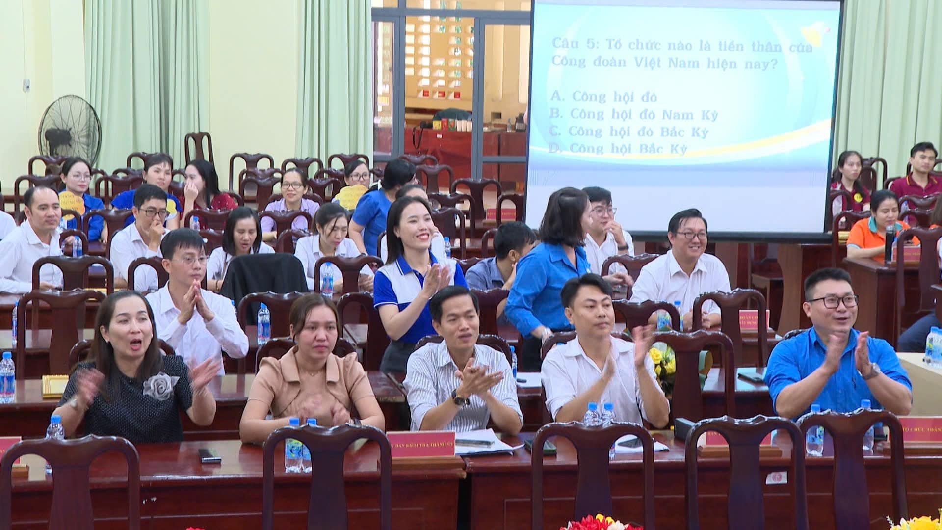 Có thể là hình ảnh về 8 người, mọi người đang học và văn bản