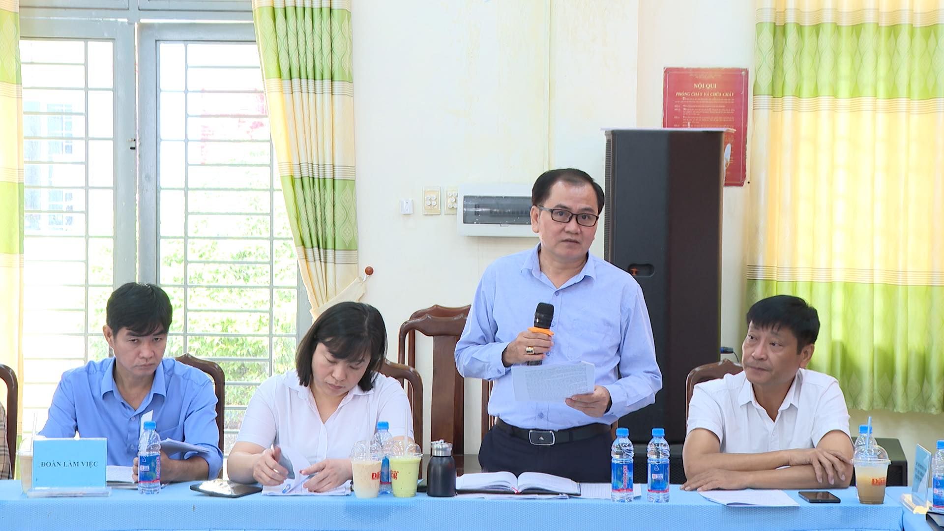 Có thể là hình ảnh về một hoặc nhiều người, mọi người đang học và cái bục