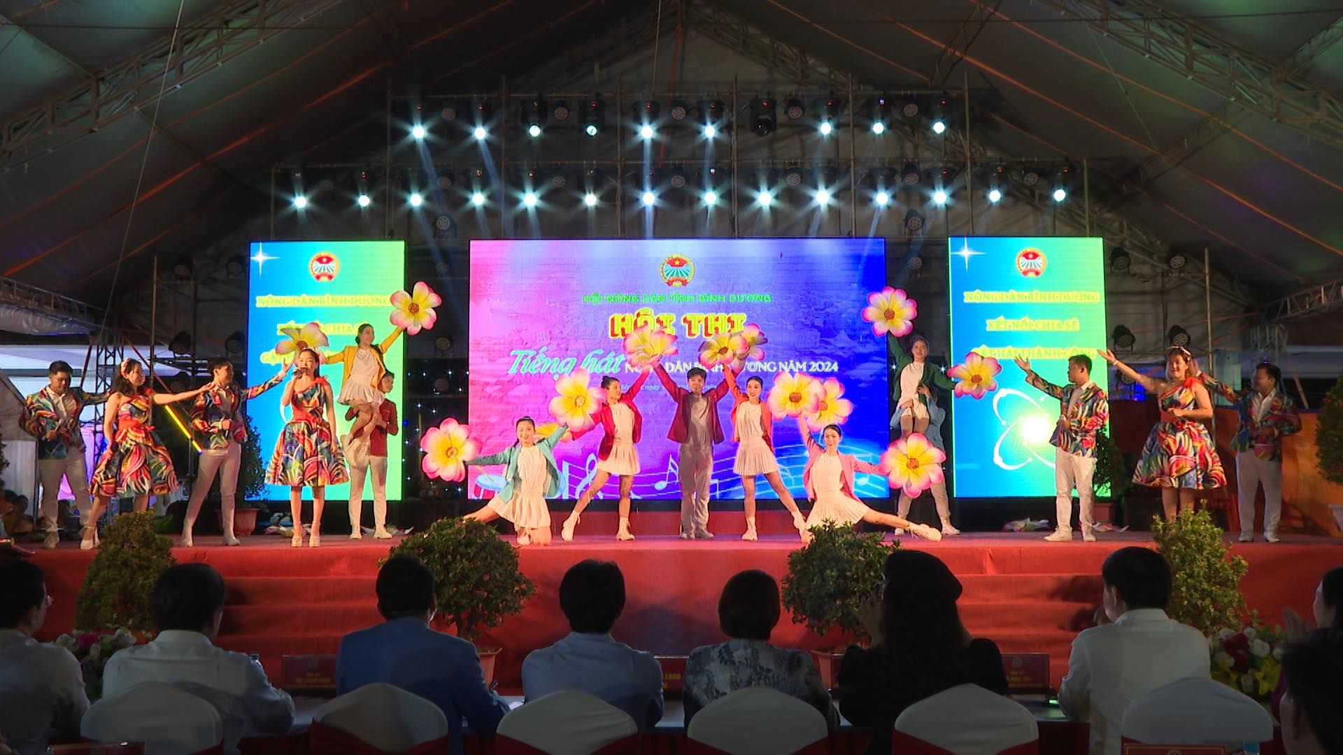 C&oacute; thể l&agrave; h&igrave;nh ảnh về 15 người, c&aacute;i bục v&agrave; văn bản