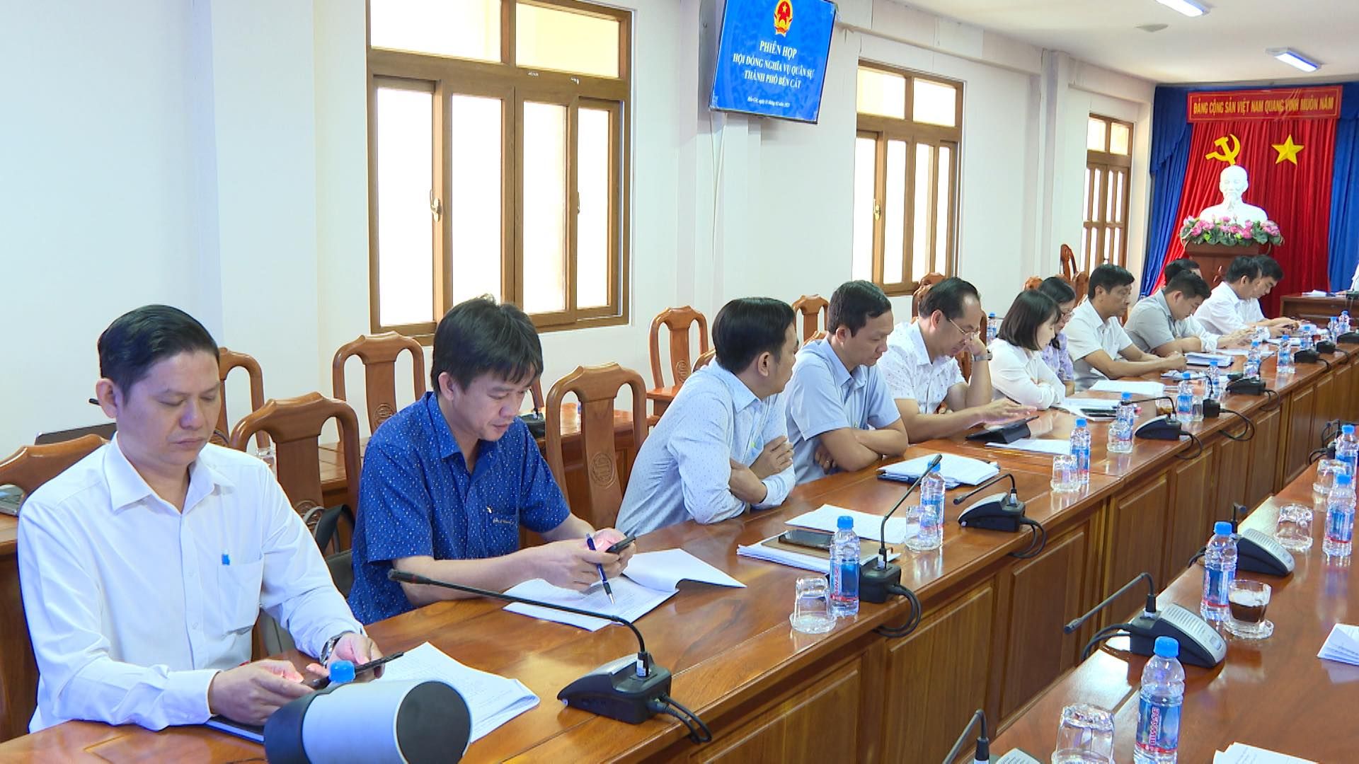 Có thể là hình ảnh về 8 người và văn bản