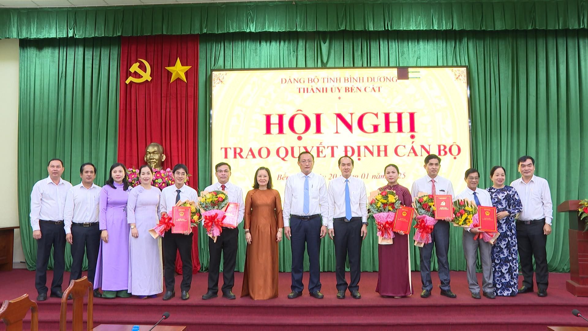 Có thể là hình ảnh về 14 người và văn bản