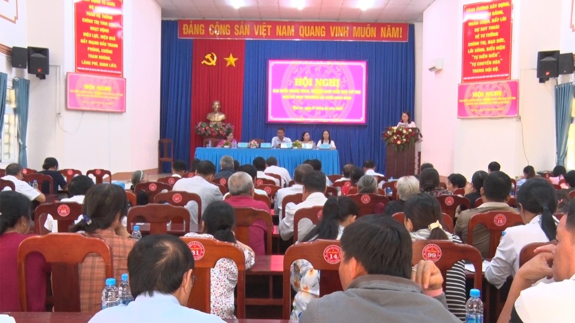 Có thể là hình ảnh về 3 người và văn bản